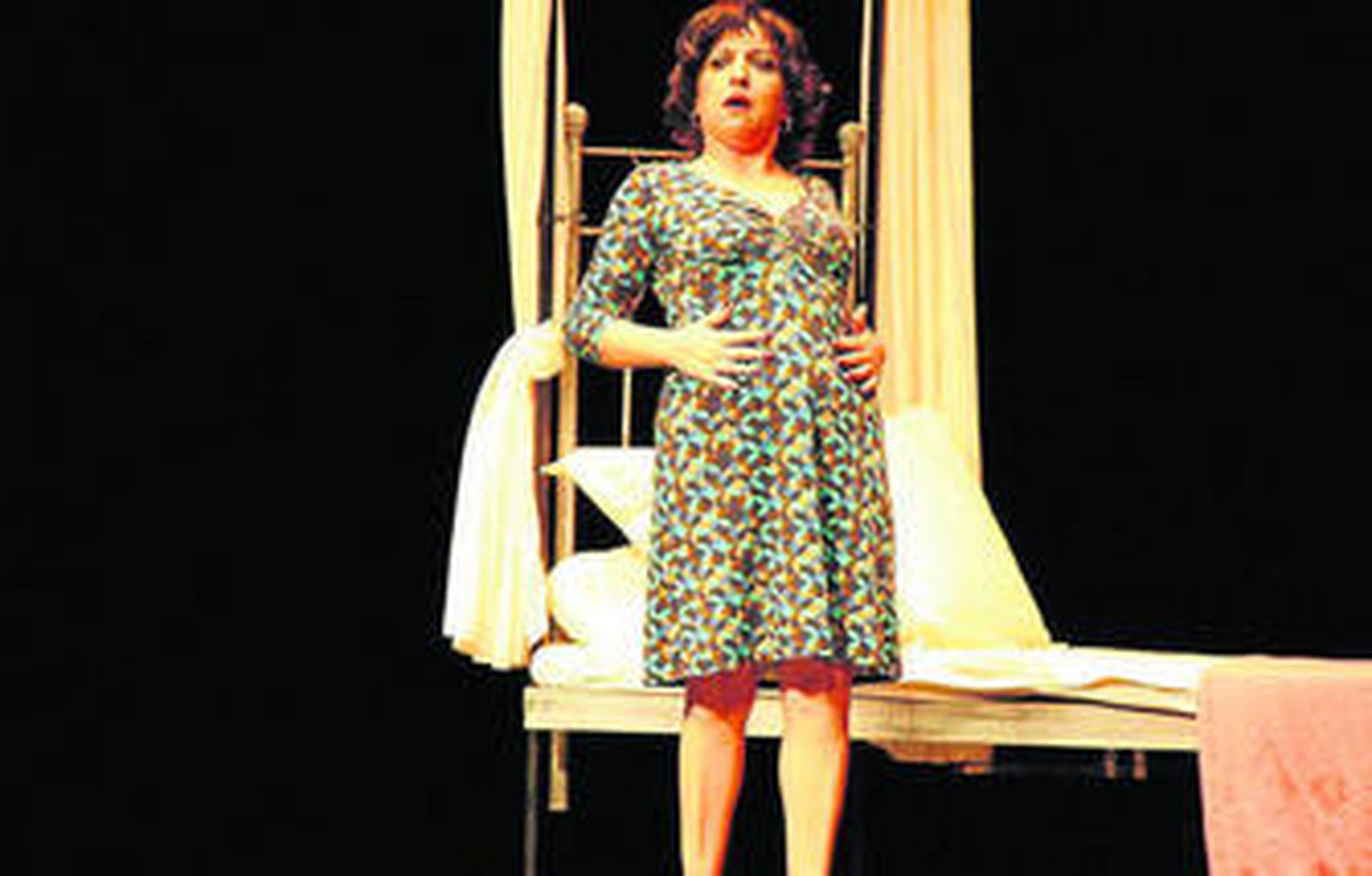 Un momento de la actuación de la actriz Montse Torrent en el Teatro Municipal Pedro Muñoz Seca.