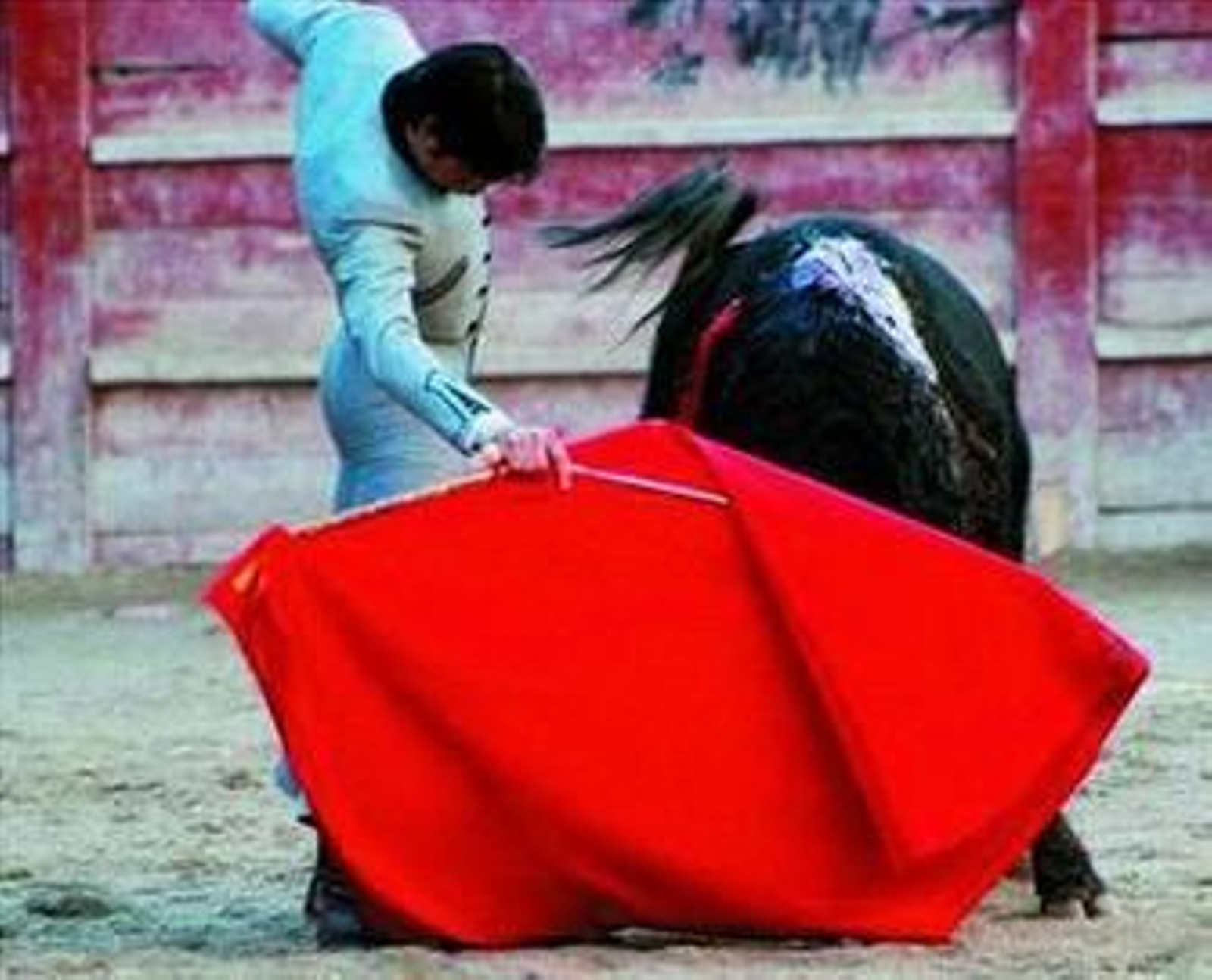 Vega toreando con la mano derecha al tercero de la tarde.