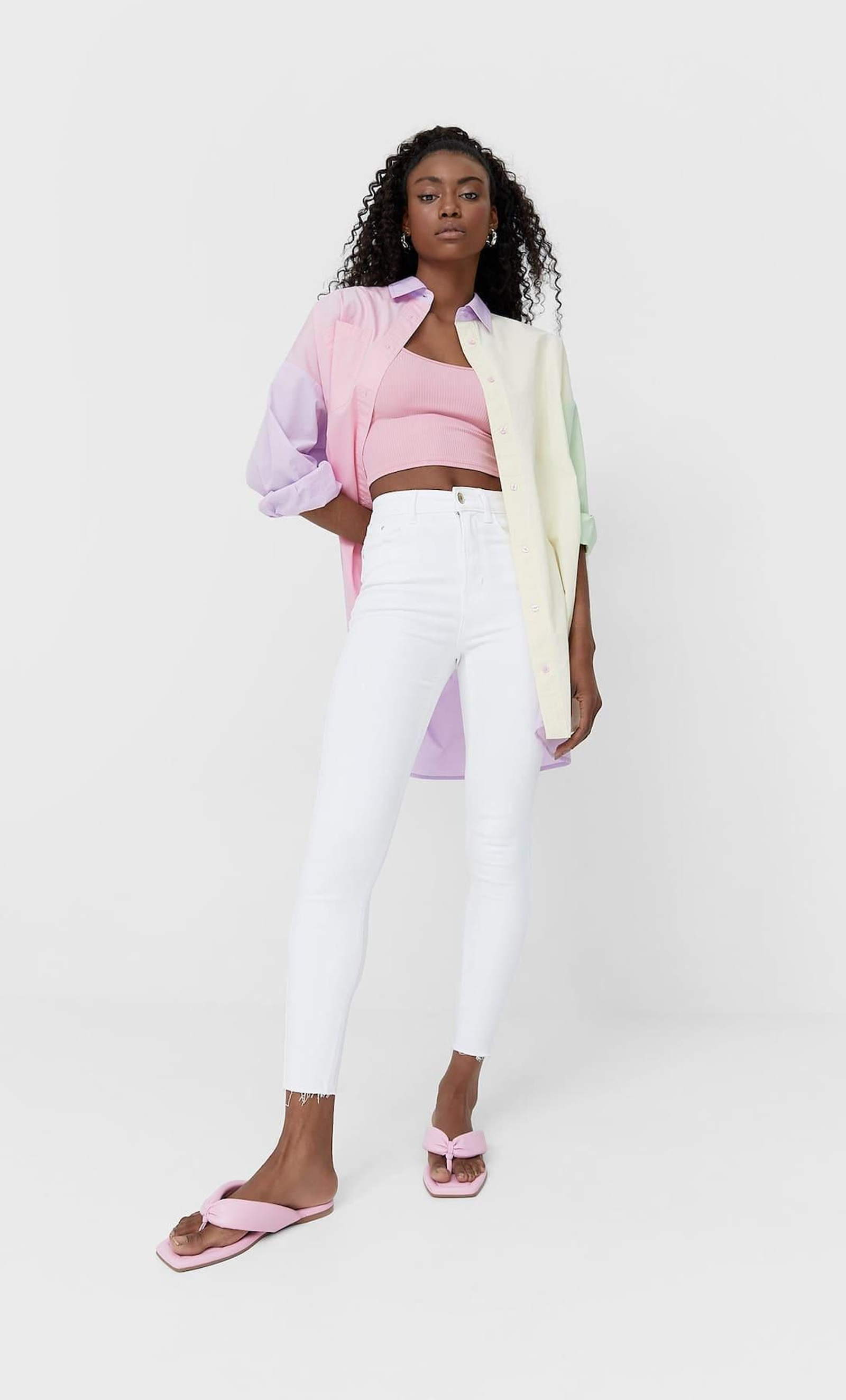 Los vaqueros blancos de Stradivarius.