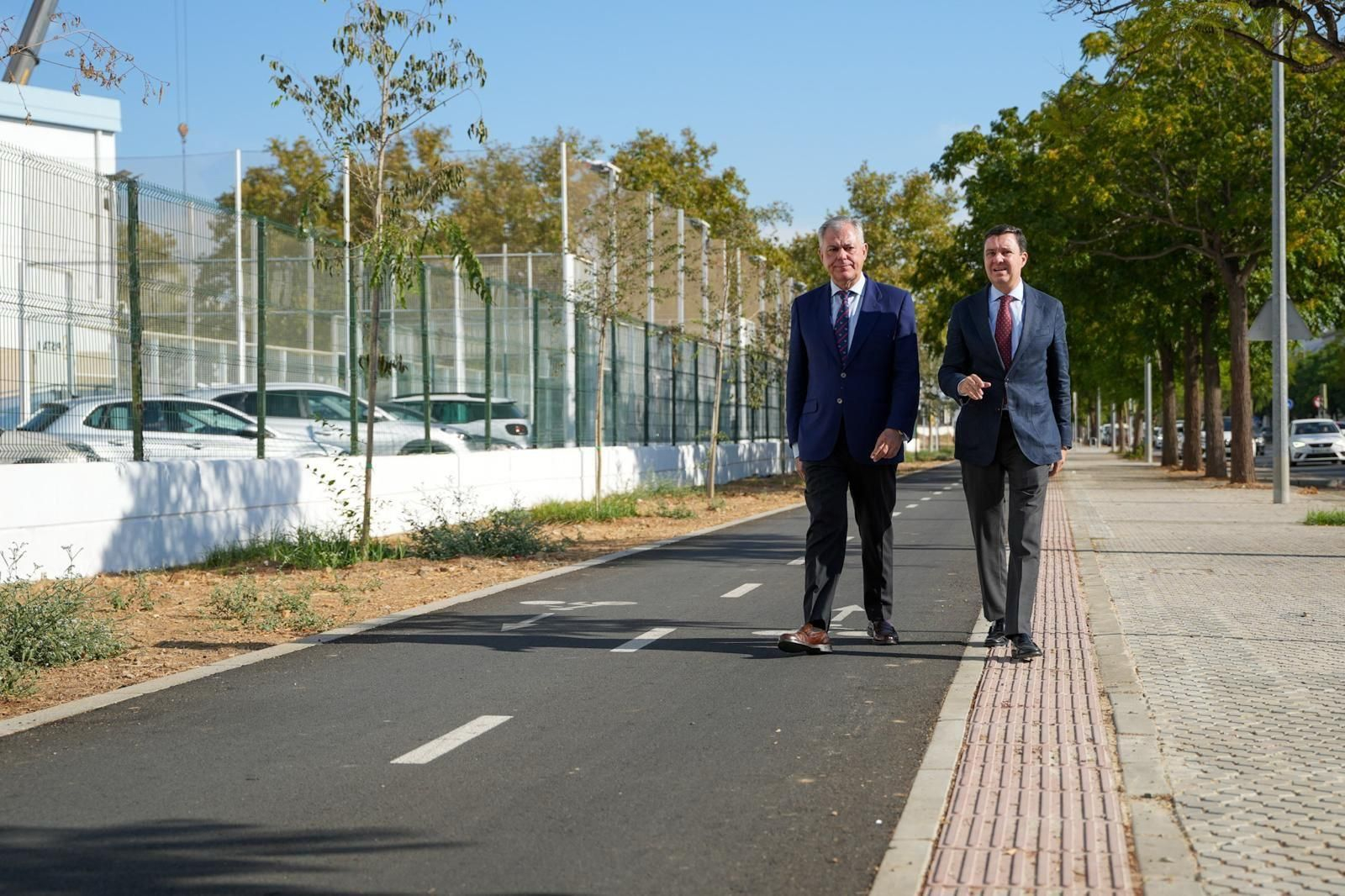 El alcalde de Sevilla, José Luis Sanz, y el delegado de Urbanismo, Juan de la Rosa, visitan las obras finalizadas del carril bici de San Jerónimo.