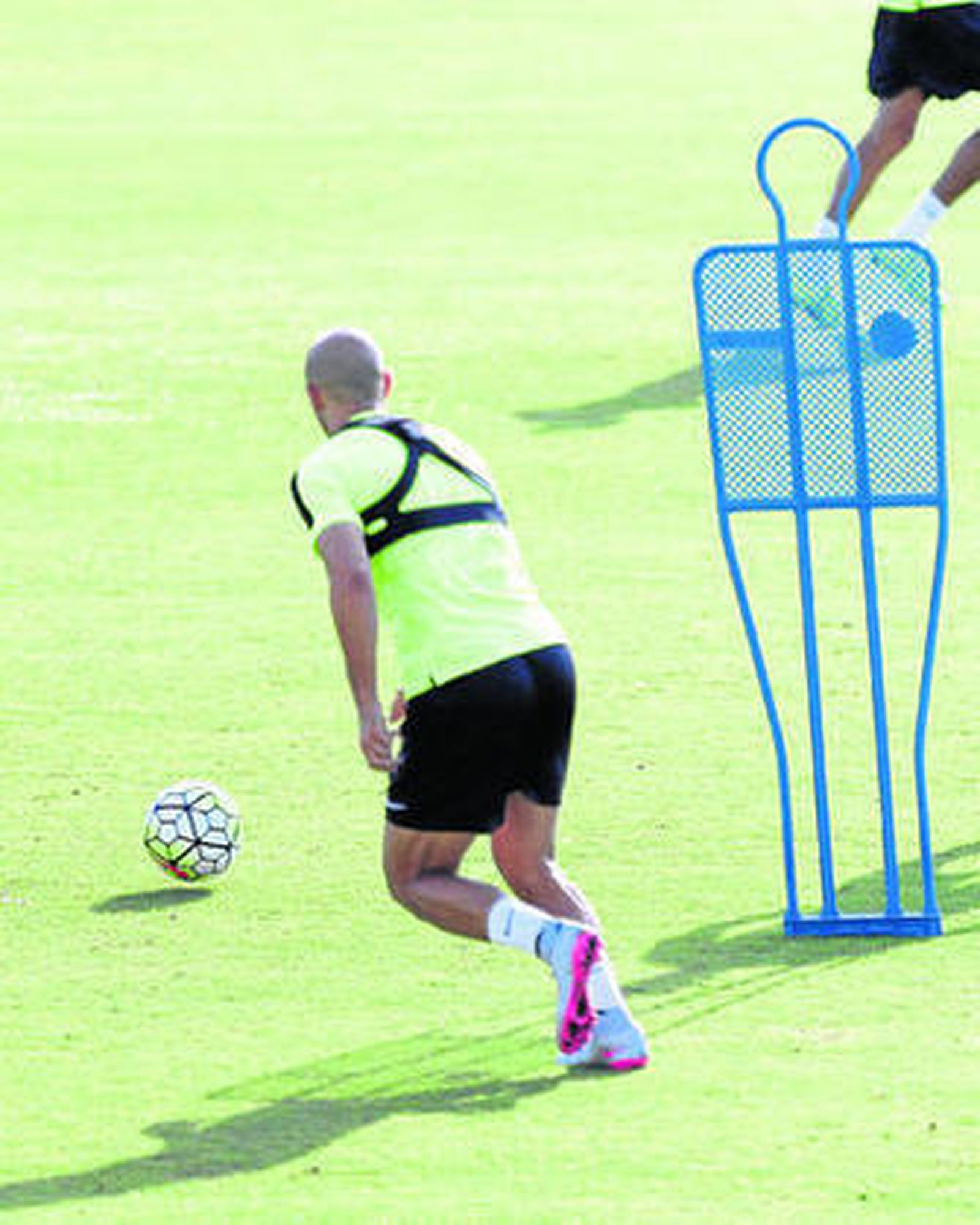 Amrabat conduce un balón durante un ejercicio  en el entrenamiento de ayer.