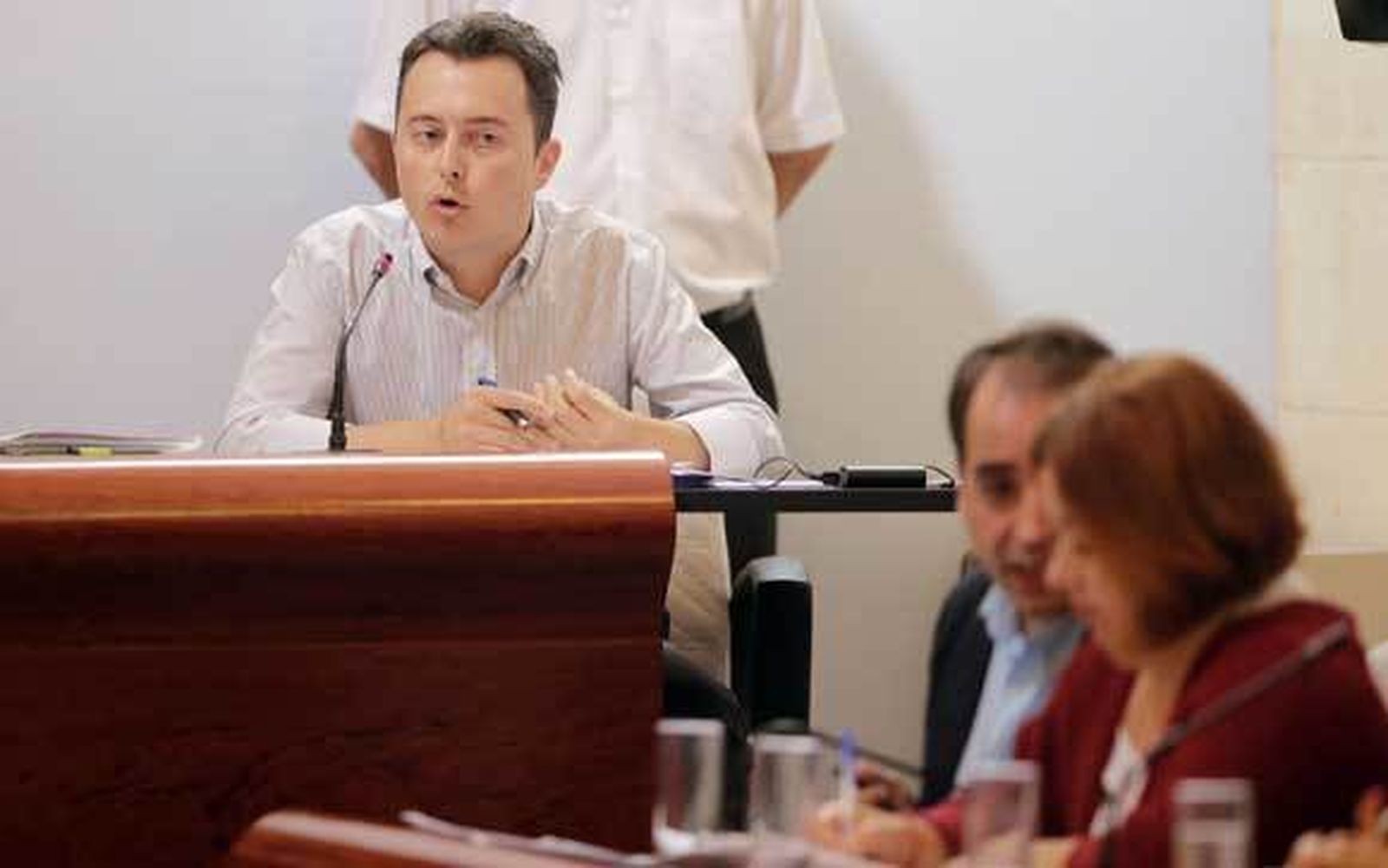 El edil de Economía, Santiago Galván, durante el pleno celebrado el pasado miércoles. /Manuel Aranda