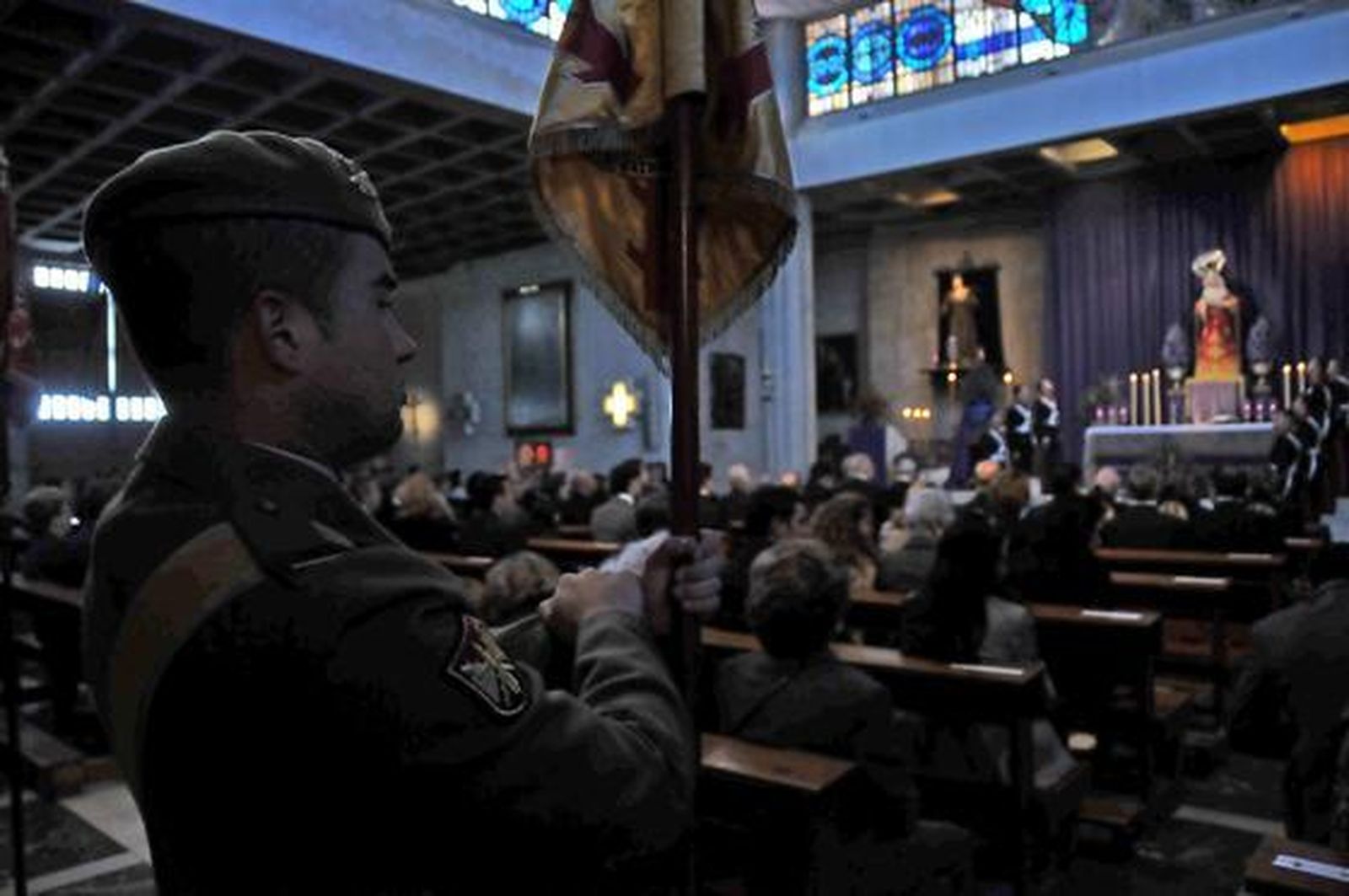 Un soldado sostiene un banderín en el transcurso de la ofrenda del Ejército  a la Defensión.  Foto: Manuel Aranda