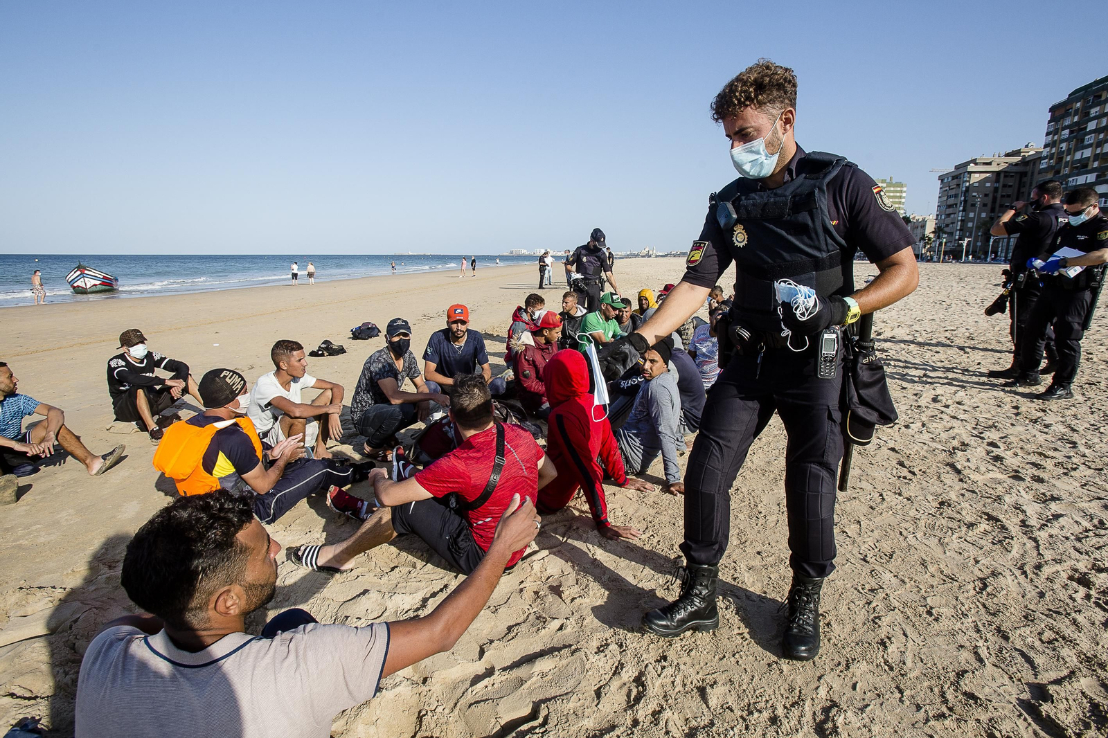 Llegada de una patera con 26 inmigrante a la playa de la Victoria