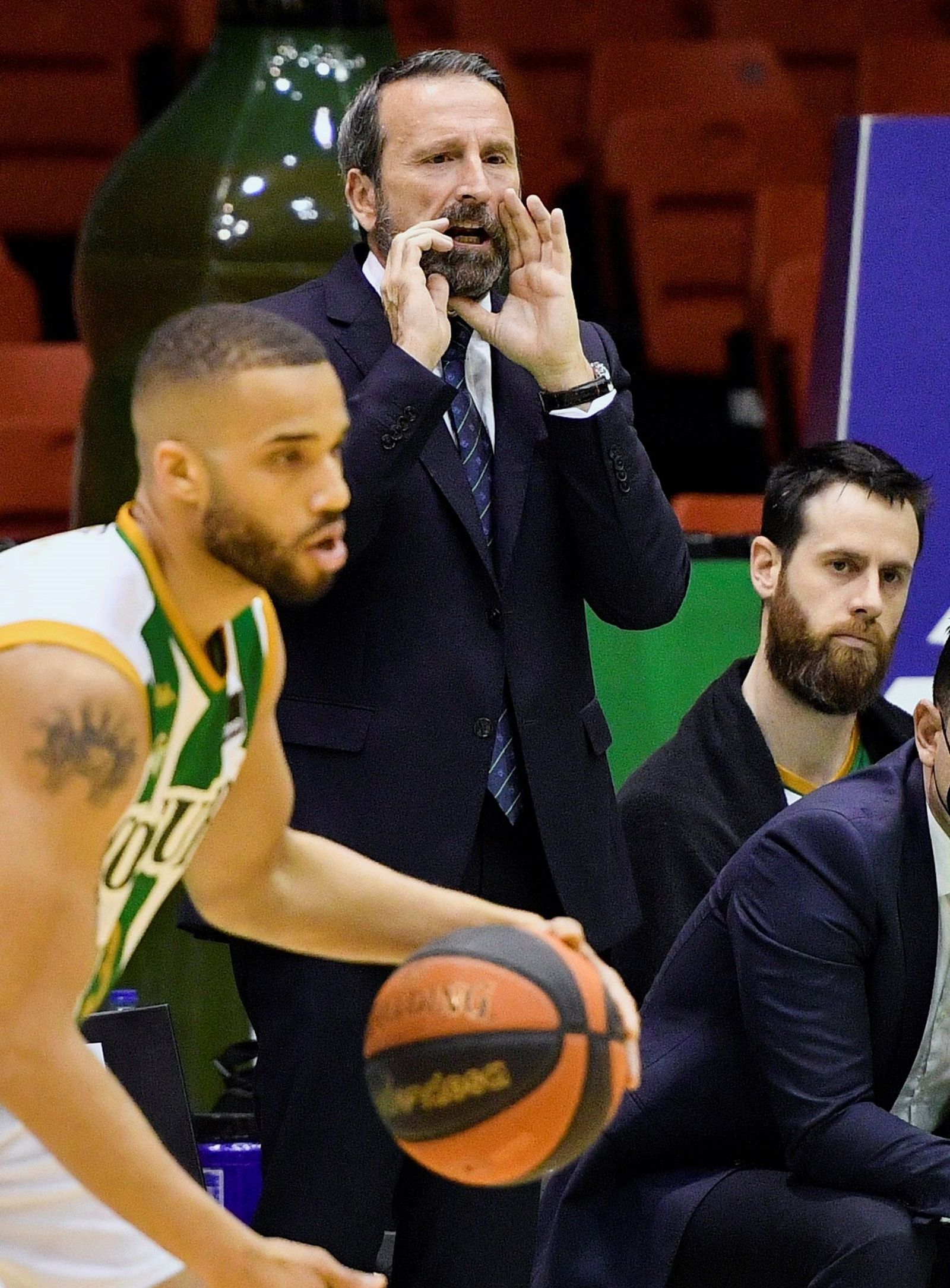 Plaza da instrucciones con Mike Torres delante.