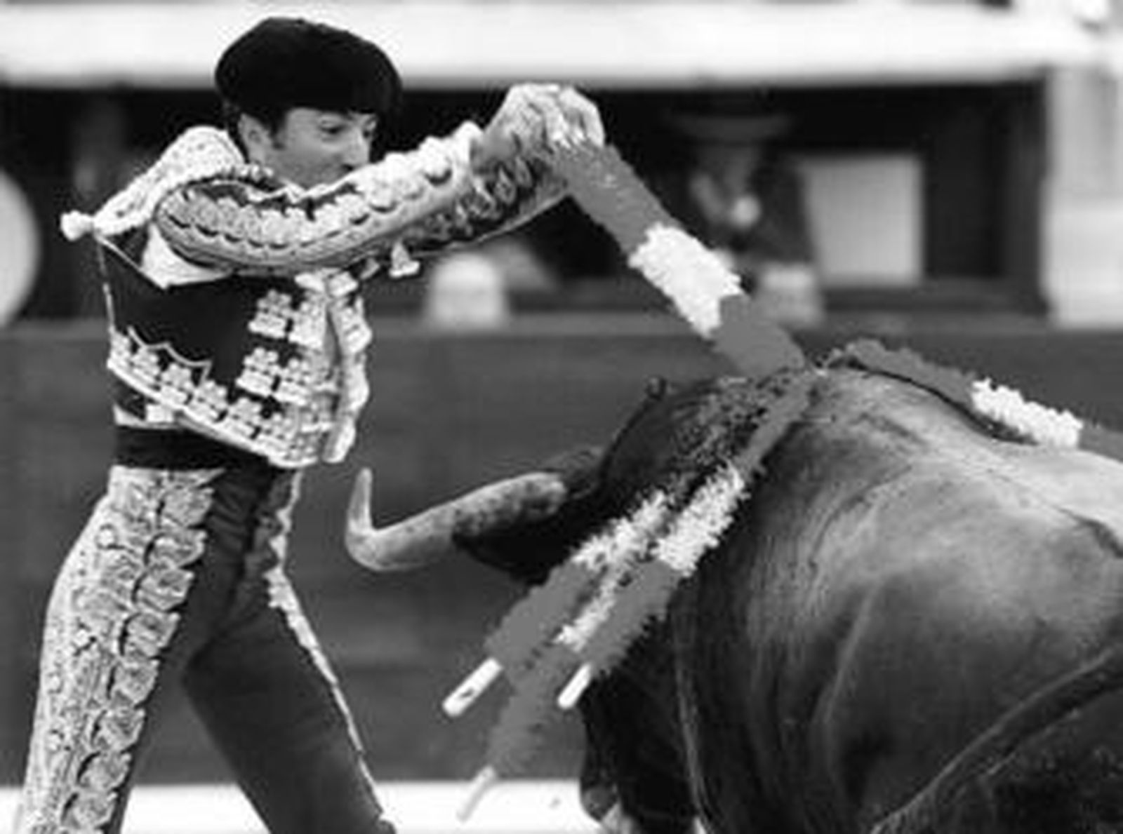 El Fundi, en un par de banderillas a su segundo toro.