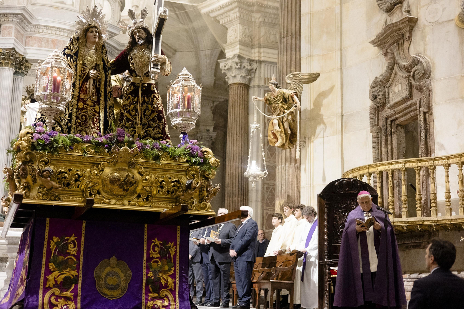 Las imágenes del  vía crucis de las hermandades de Cádiz