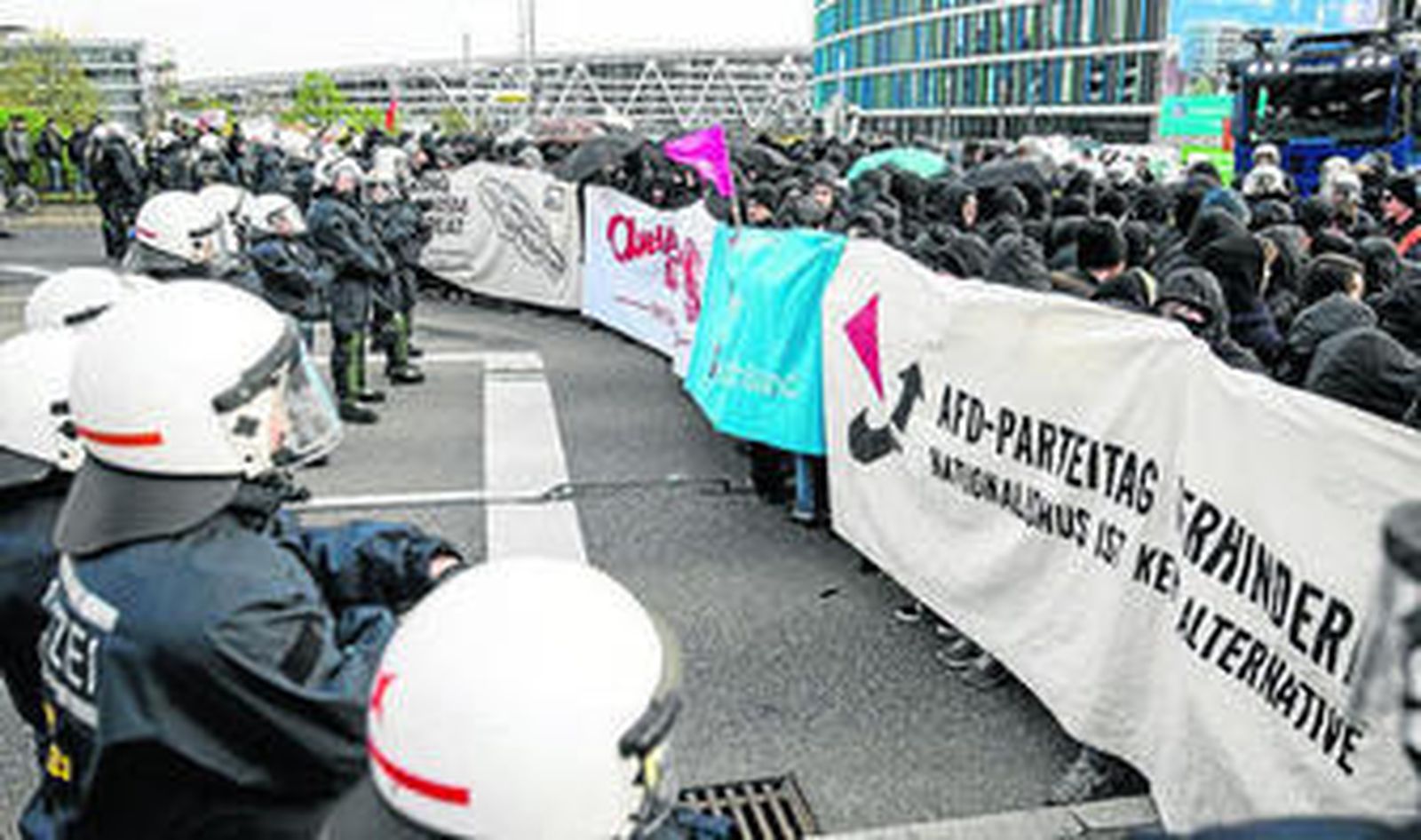 Agentes alemanes rodean a los manifestantes de izquierdas ayer en los aledaños de la sede del congreso del AfD.