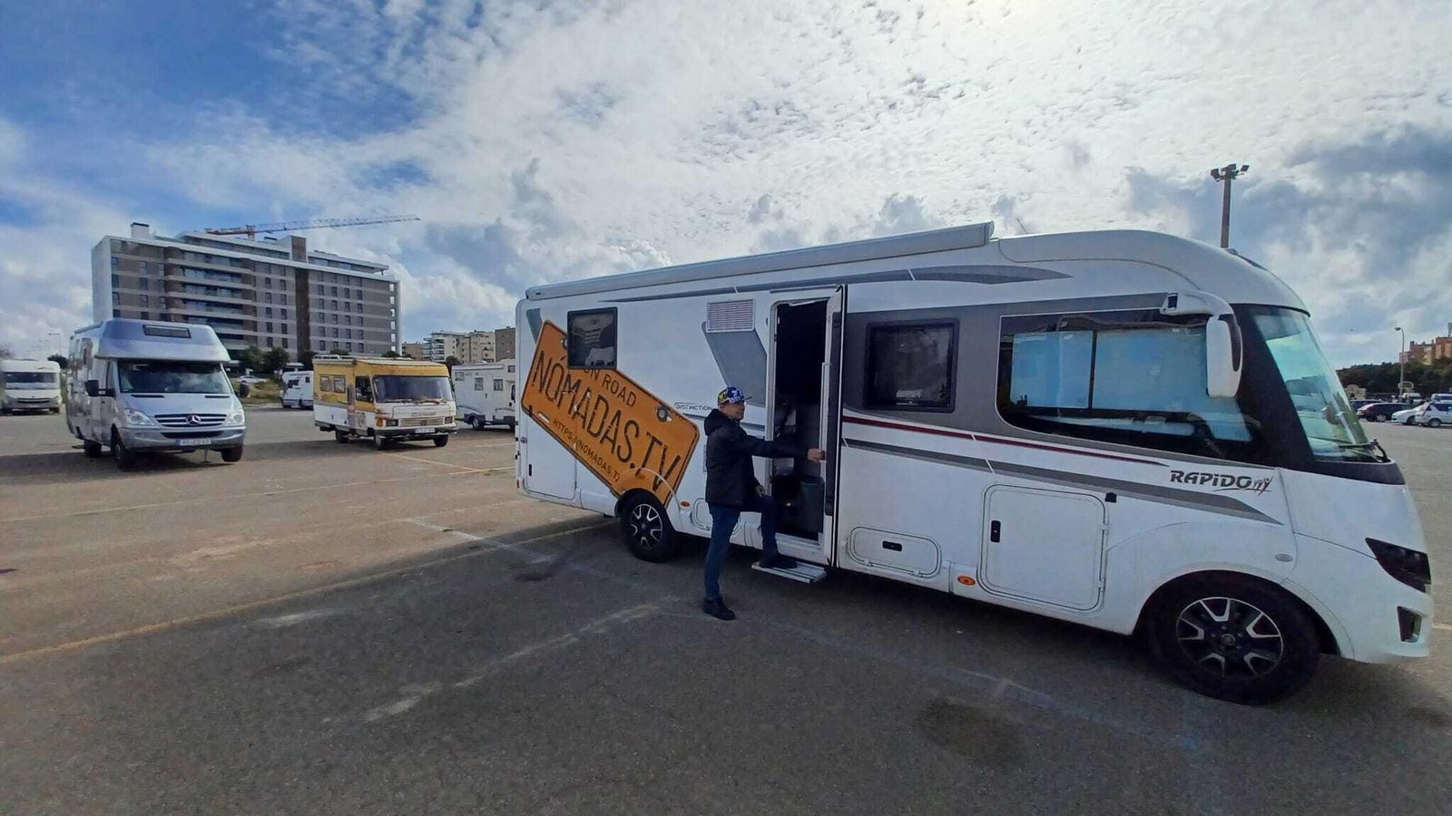 Antonio Marcos con su autocaravana a escasos metros del Parque de las Familias