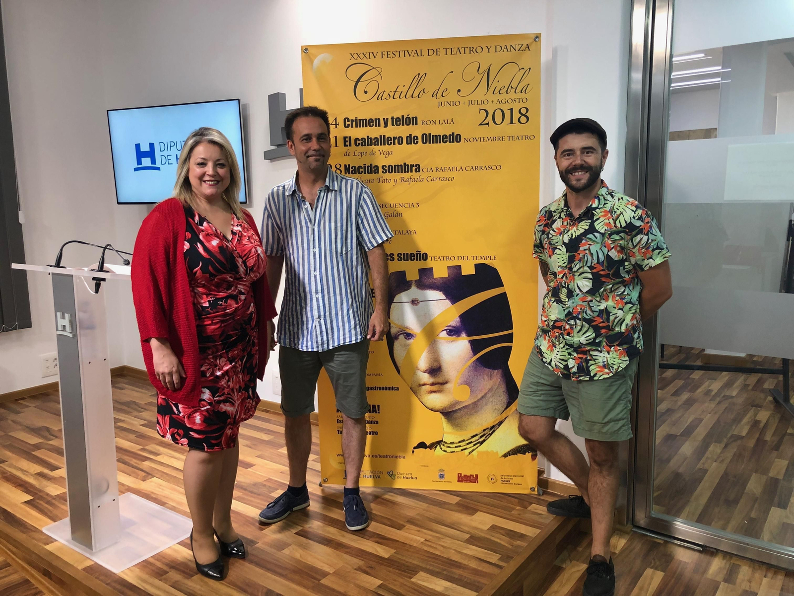 Lourdes Garrido junto a Miguel Magdalena y Daniel Rovalher, ayer en la presentación de la obra en la Diputación. Lourdes Garrido junto a Miguel Magdalena y Daniel Rovalher, ayer en la presentación de la obra en la Diputación.