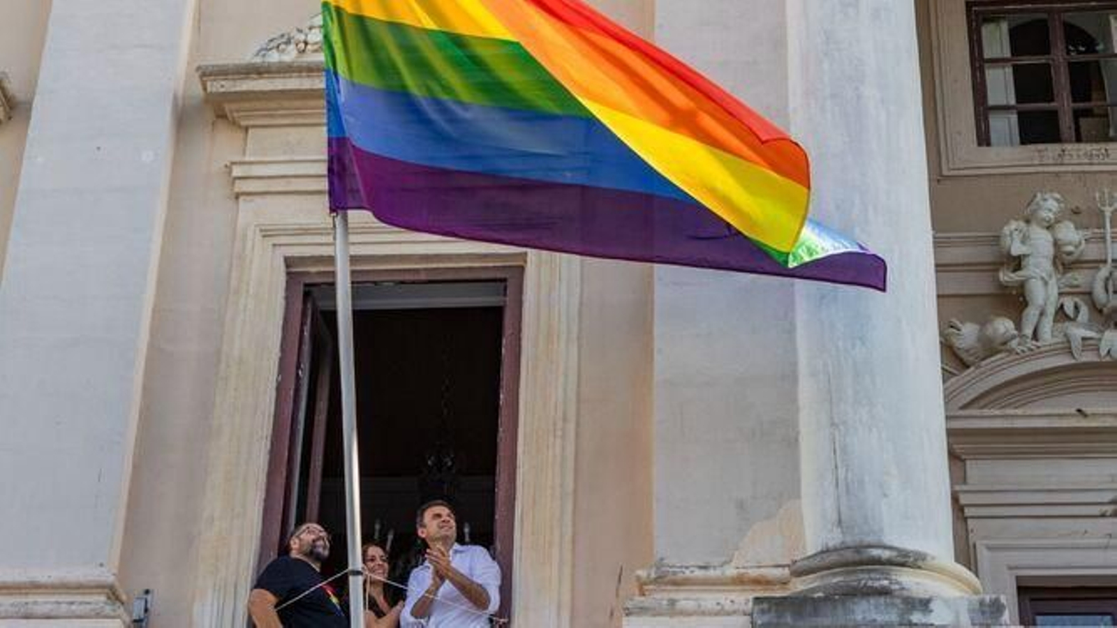 Bruno García izando la bandera arcoíris el pasado mes de junio. Bruno García izando la bandera arcoíris el pasado mes de junio.