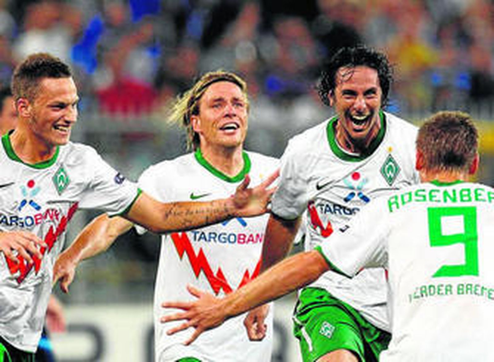 Pizarro celebra con sus compañeros el gol decisivo.