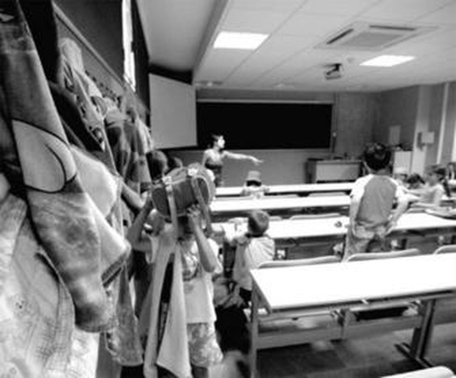 Los escolares realizan actividades lúdicas y educativas mientras sus padres trabajan.