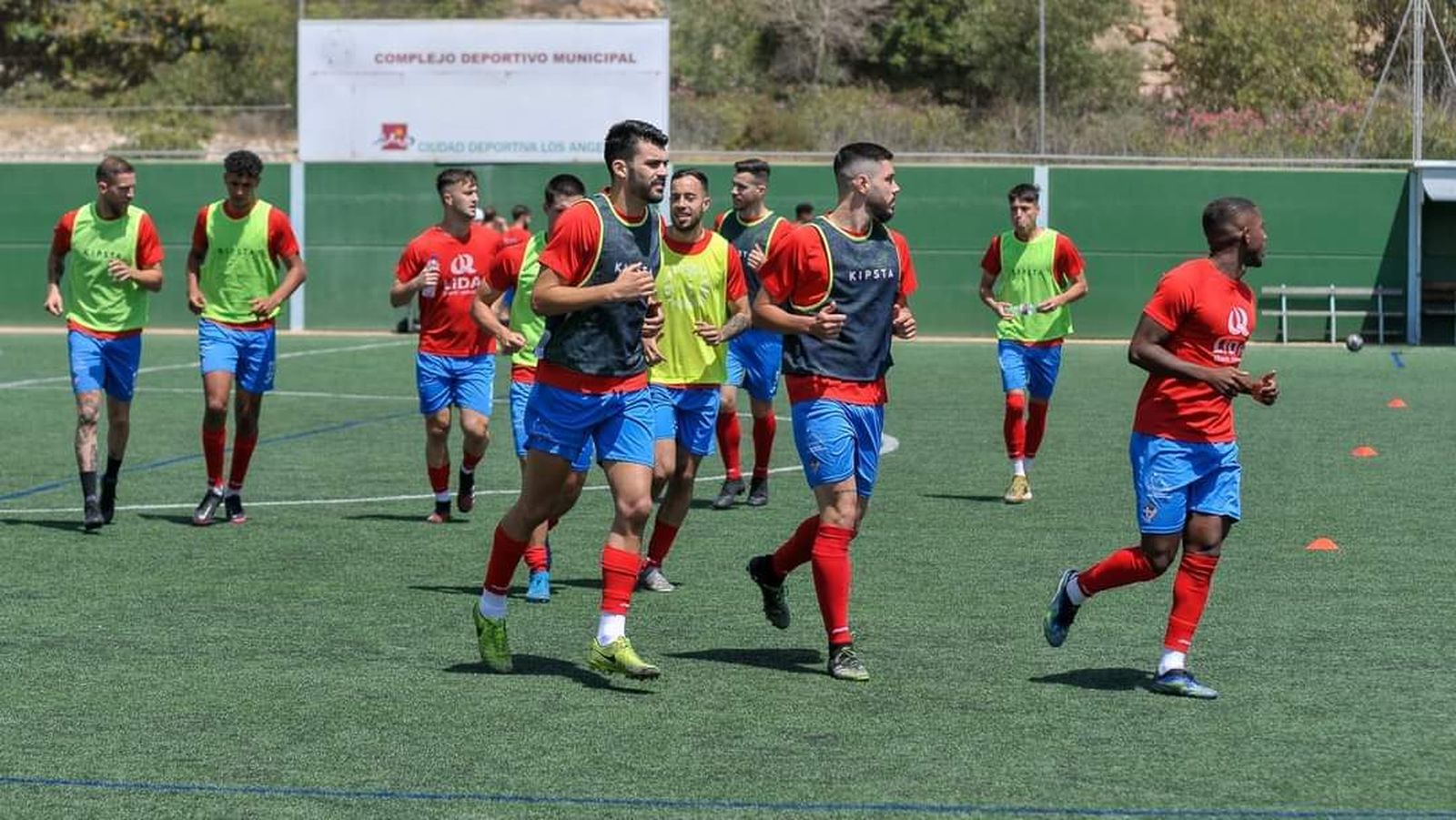 Jugadores del Poli Almería en un calentamiento.