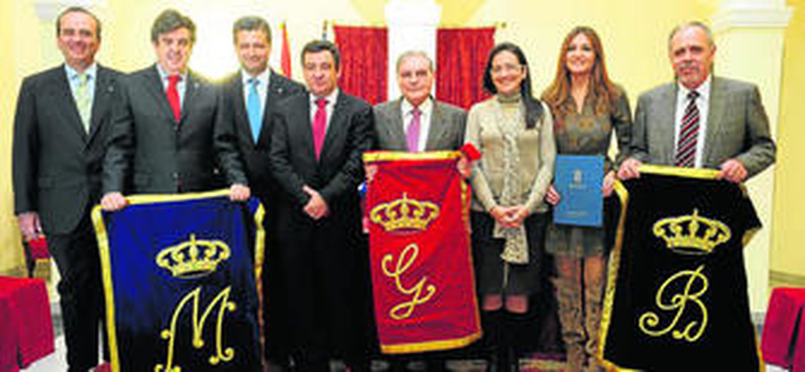 Los Reyes Magos, el Heraldo Real y la Estrella de Oriente junto al presidente de la asociación, el alcalde y la concejala de Fiestas.