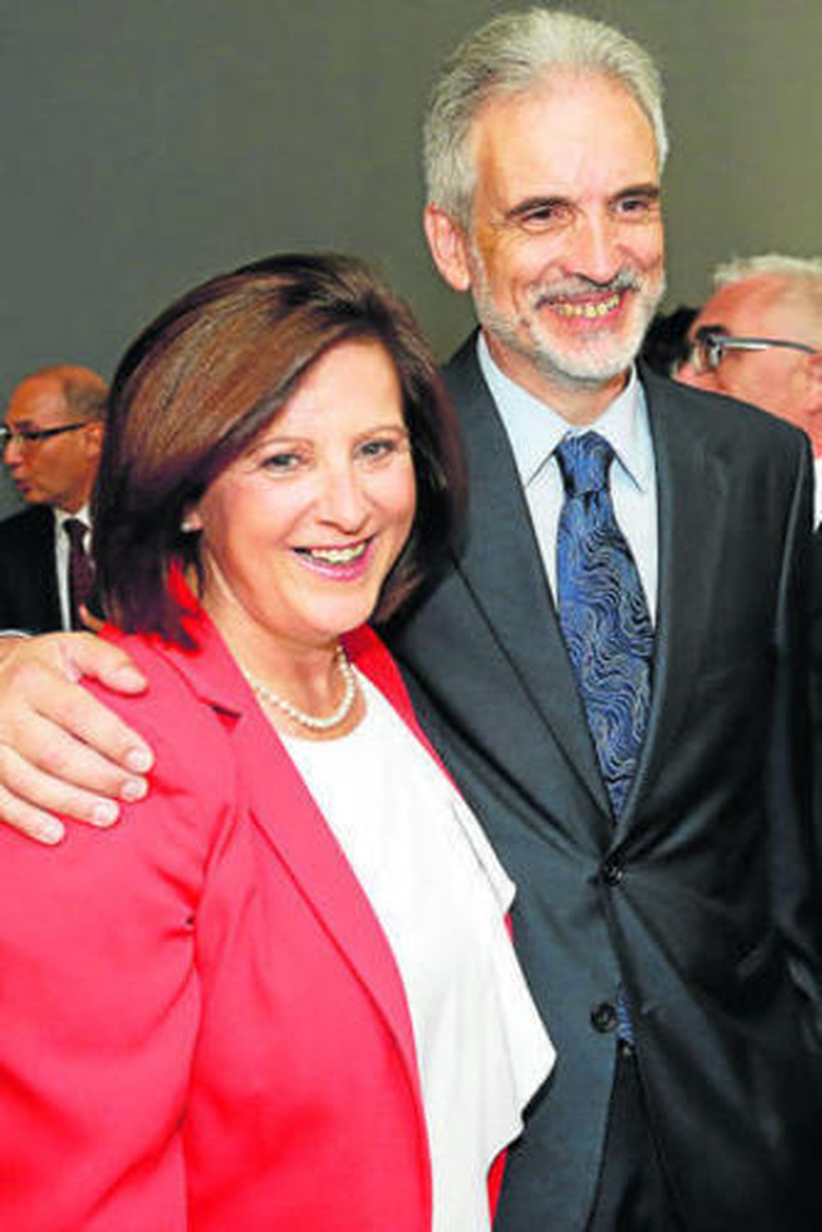 Los consejeros María José Sánchez y Aquilino Alonso, ayer en Sevilla.