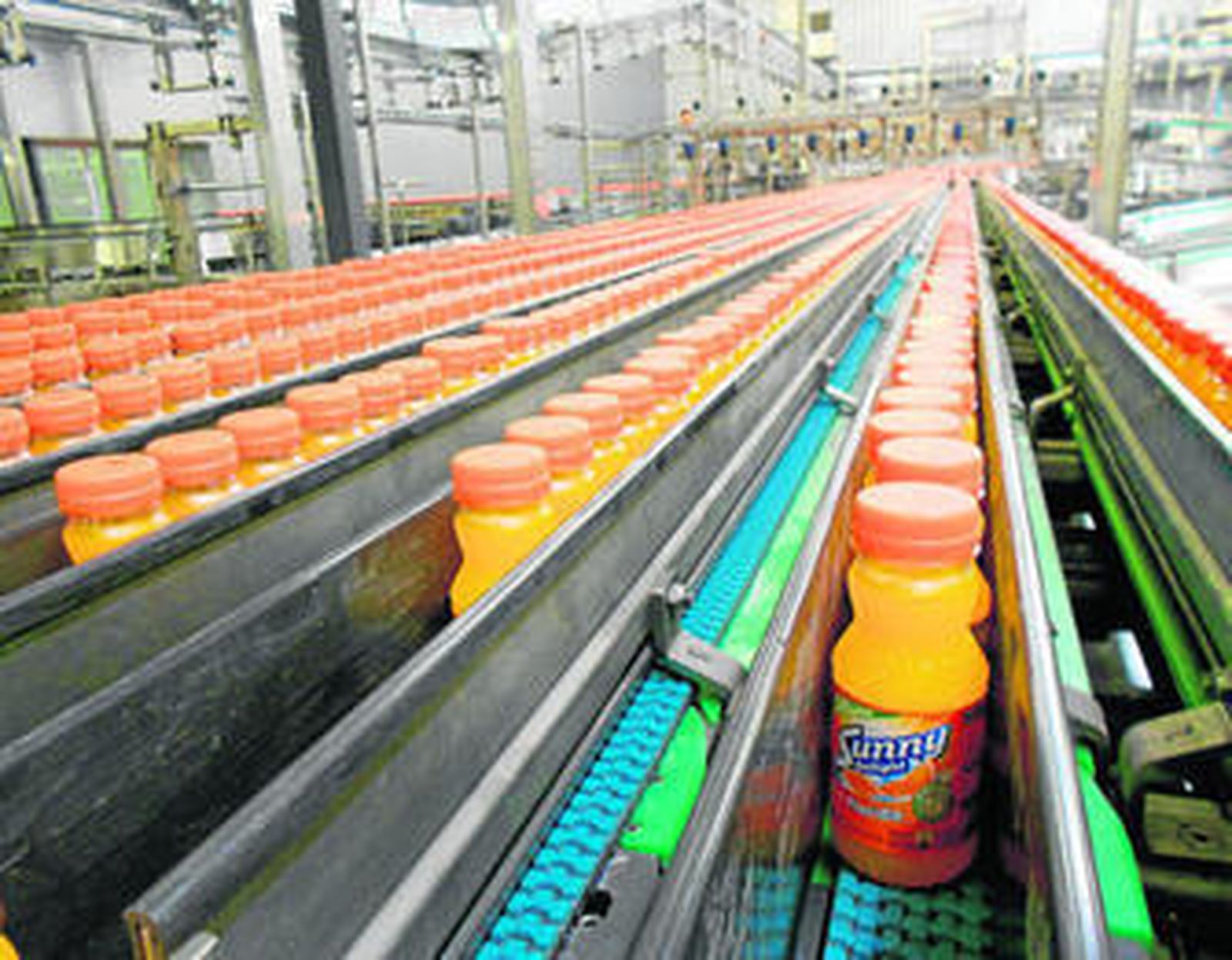 1. Nueva línea de envasado de Sunny Delight en la planta de Orangina Schweppes de Alcalá de Guadaíra. 2. El secretario general de economía de la Junta, Gaspar Llanes Díaz-Salazar y el consejero delegado de Orangina Schweppes, Ignacio Silva durante la inauguración de la nueva línea. 3 y 5. Máquina para el etiquetado de las botellas de Sunny Deligth. 4. Una de las características que han impulsado la apuesta de Orangina Schweppes por la planta de Alcalá de Guadaíra es su ubicación estratégica.