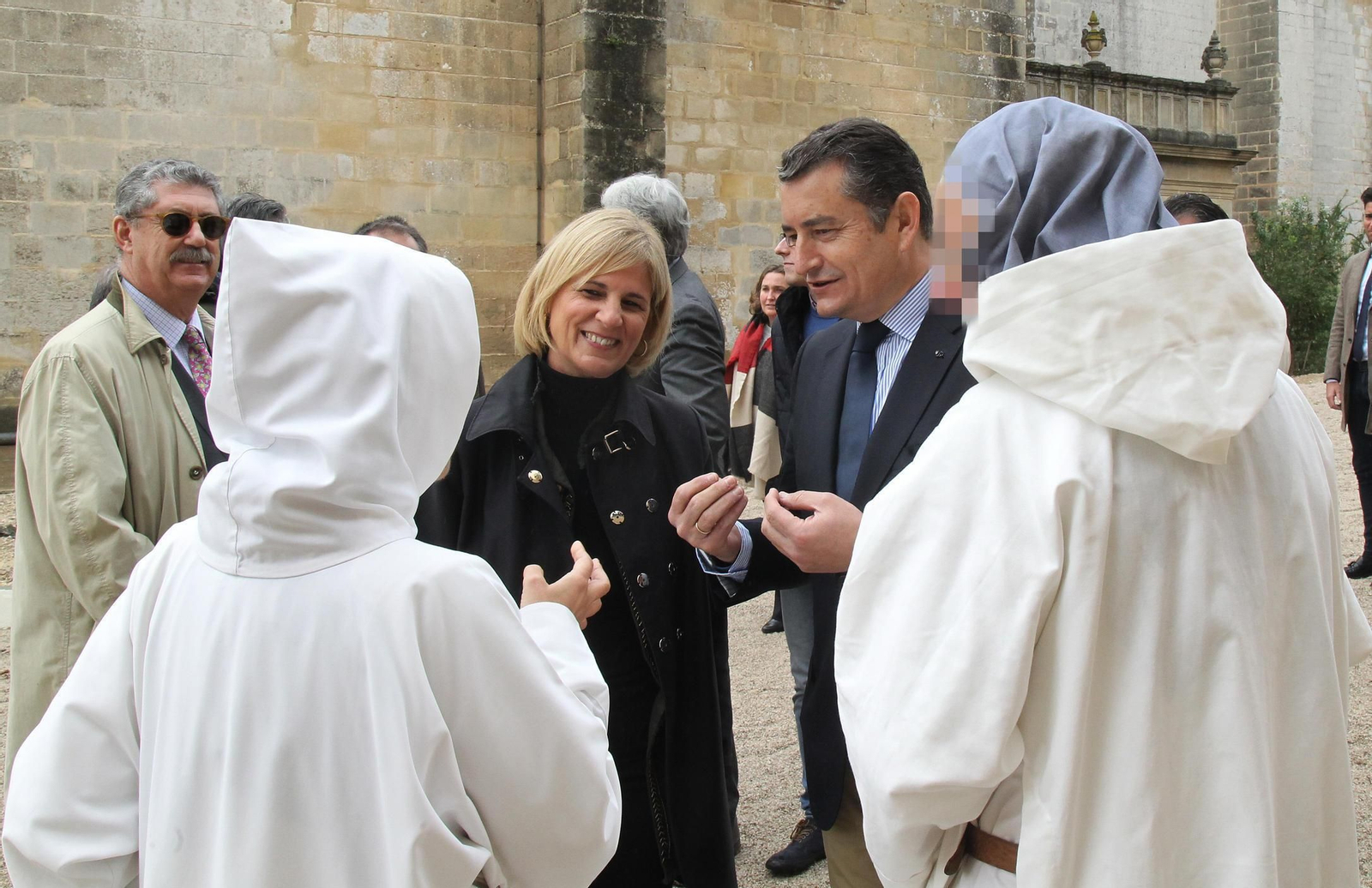 María José García-Pelayo y Antonio Sanz, ayer junto a dos monjes de la Cartuja de Jerez.