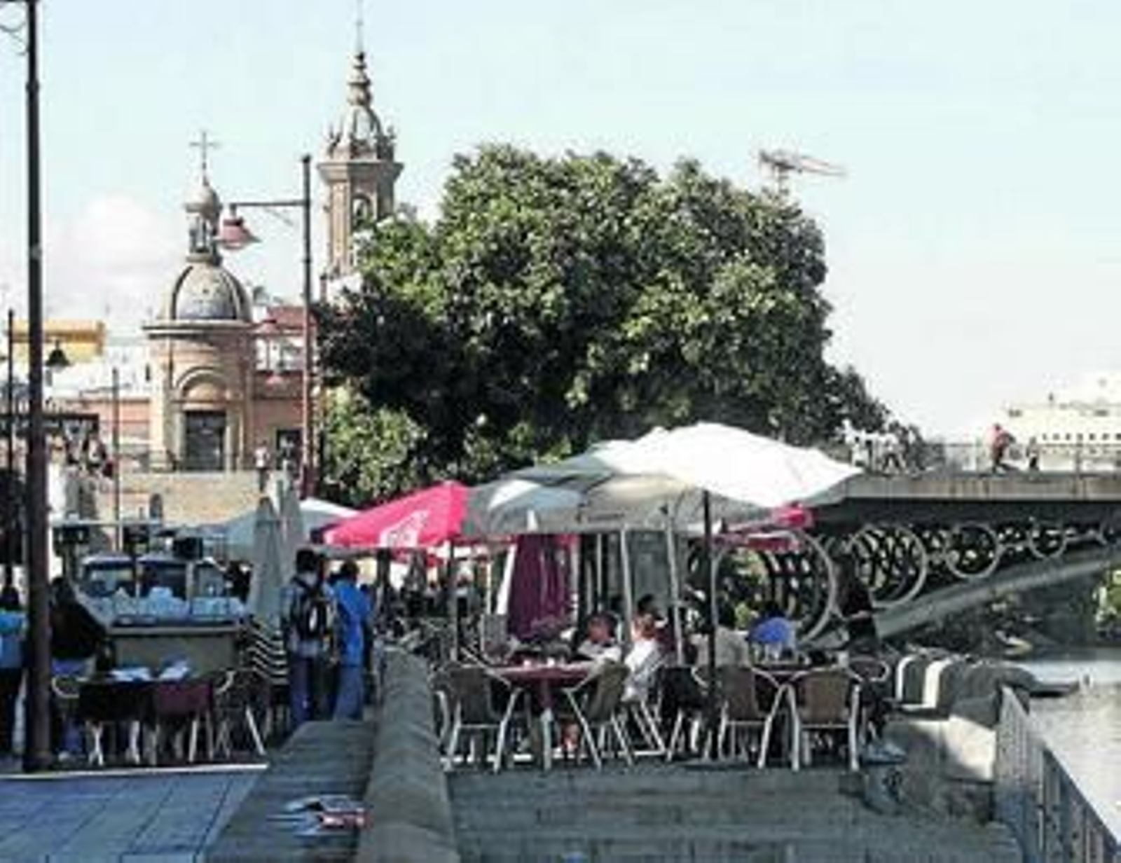 La calle Betis, llena de veladores.
