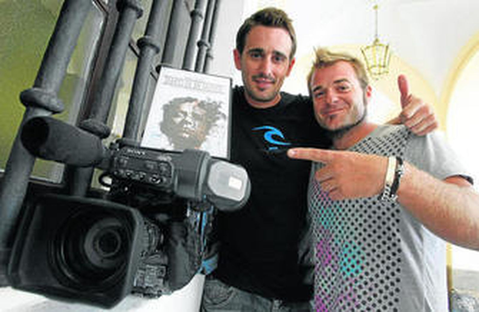 El director de la cinta, Juan Antonio López (d), junto al también guionista de 'Diario de mi muerte', Kike Beas.