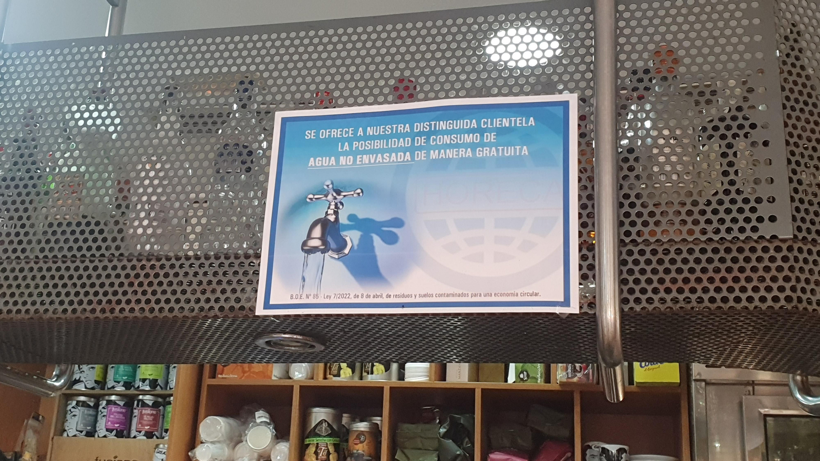 La cervecería Mari y José luce ya el cartel en el que se ofrece el agua del grifo gratis