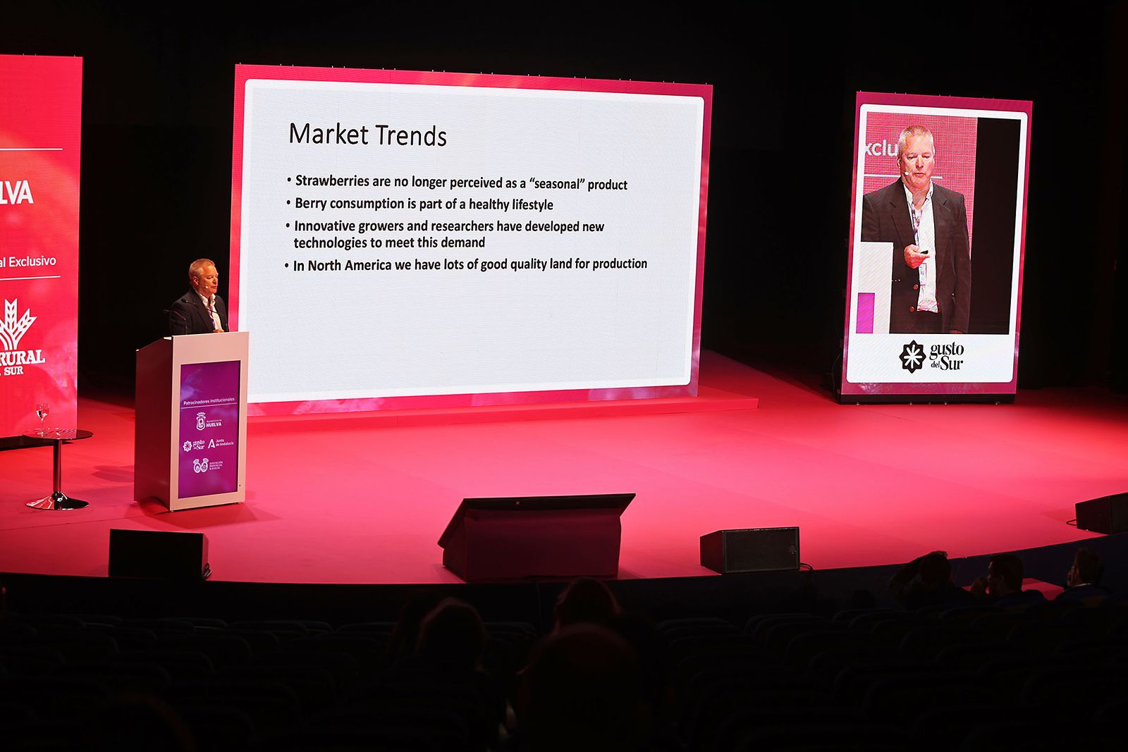 Imágenes del  IX Congreso de los frutos Rojos en la mañana de jueves