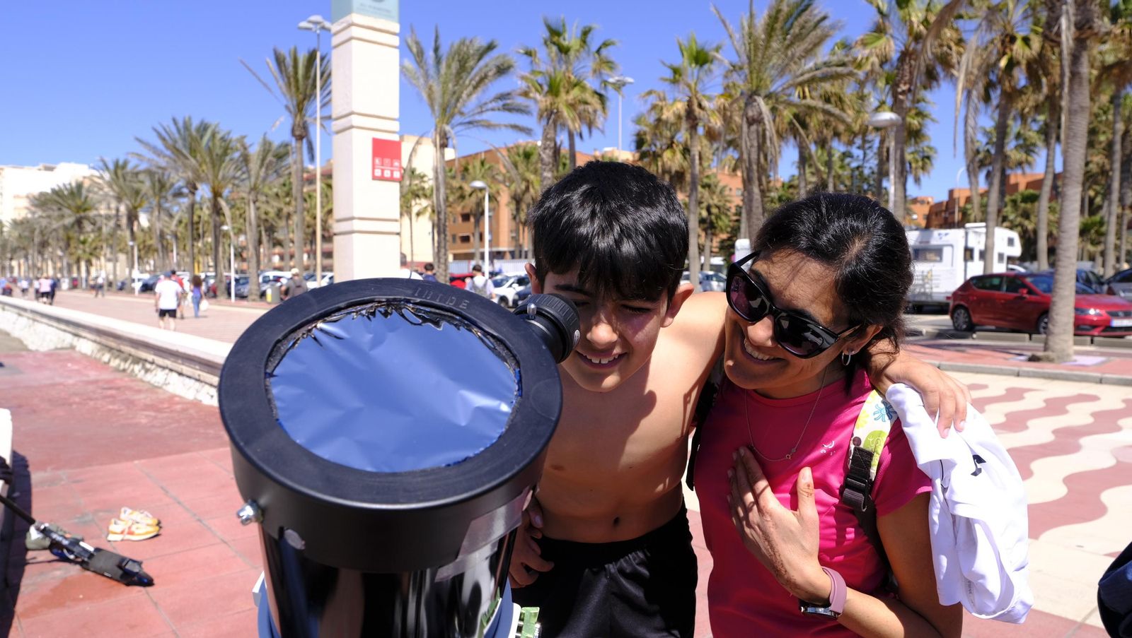 Almería observa el eclipse solar desde el Paseo Marítimo, en imágenes