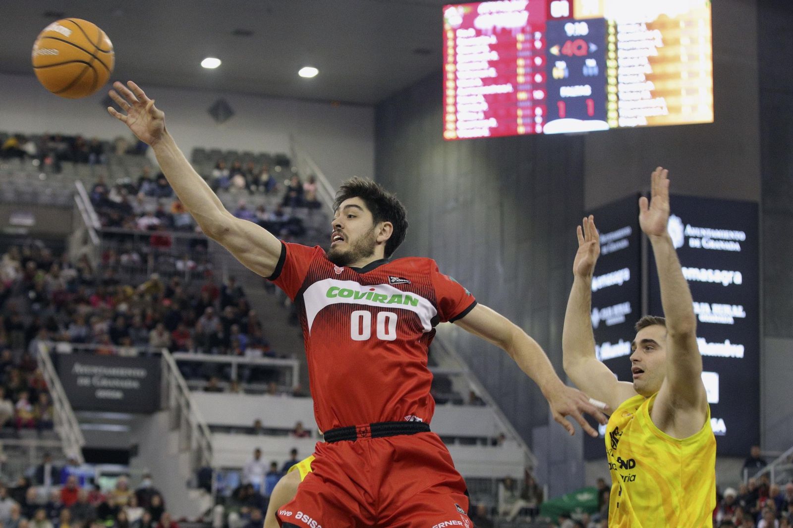 Edgar Vicedo trata de alcanzar un balón en el partido ante el Gran Canaria.