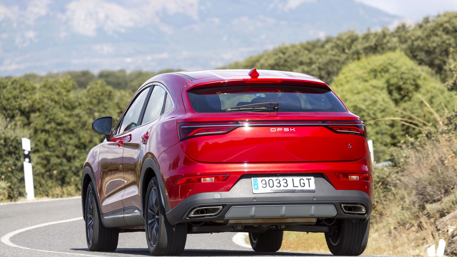 En los DFSK F5 una línea de LED une ambos pilotos -coast to coat- y los intermitentes son de tipo dinámico. El final de los escapes es trapezoidal.