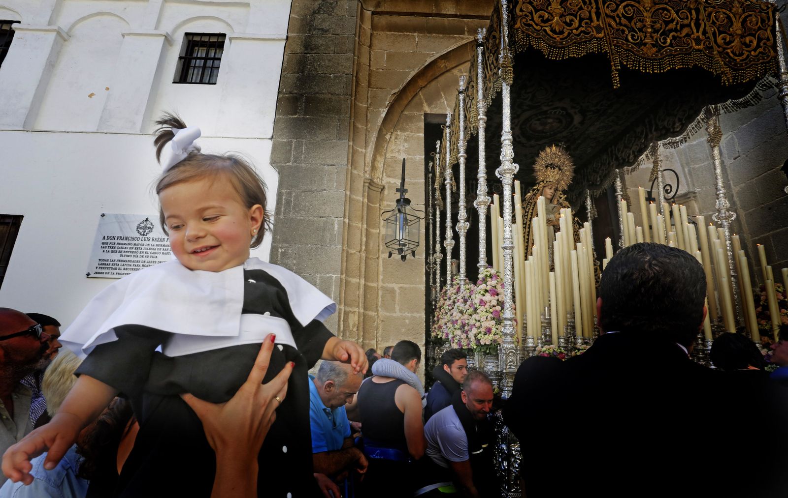 Una pequeña cofrade ante el palio de los Dolores, una vez terminada su terriblemente difícil salida.