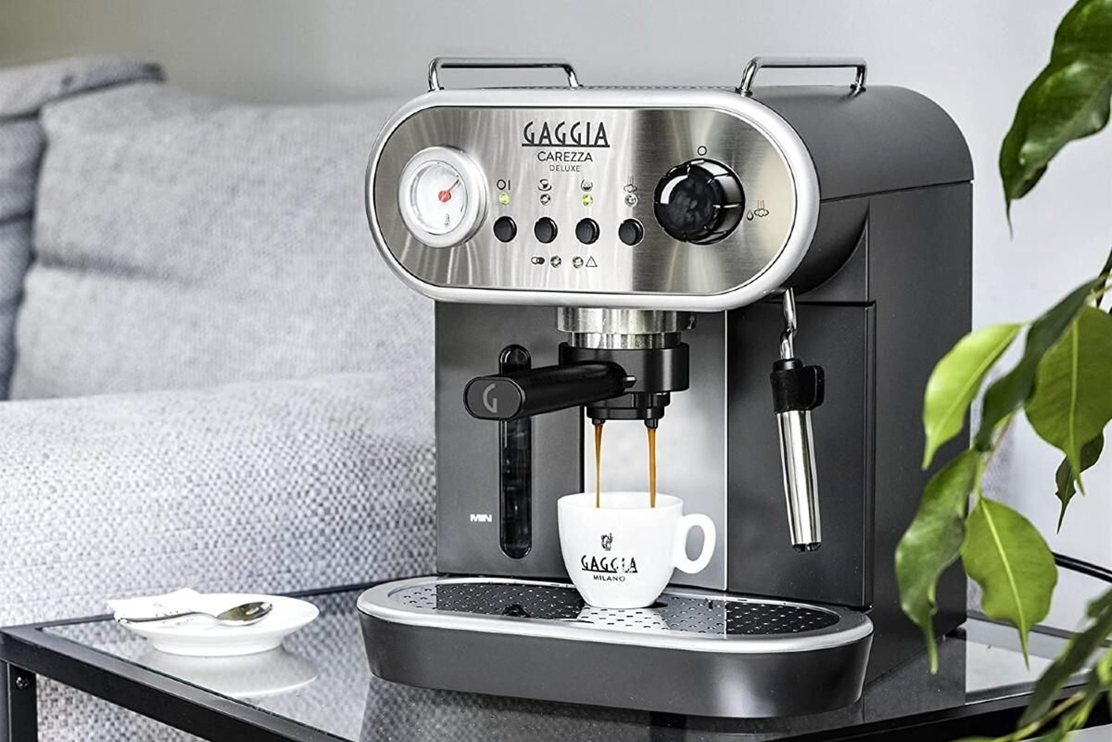 Amazon tira sus precios por la ventana y rebaja más de 75€ esta cafetera express de última generación