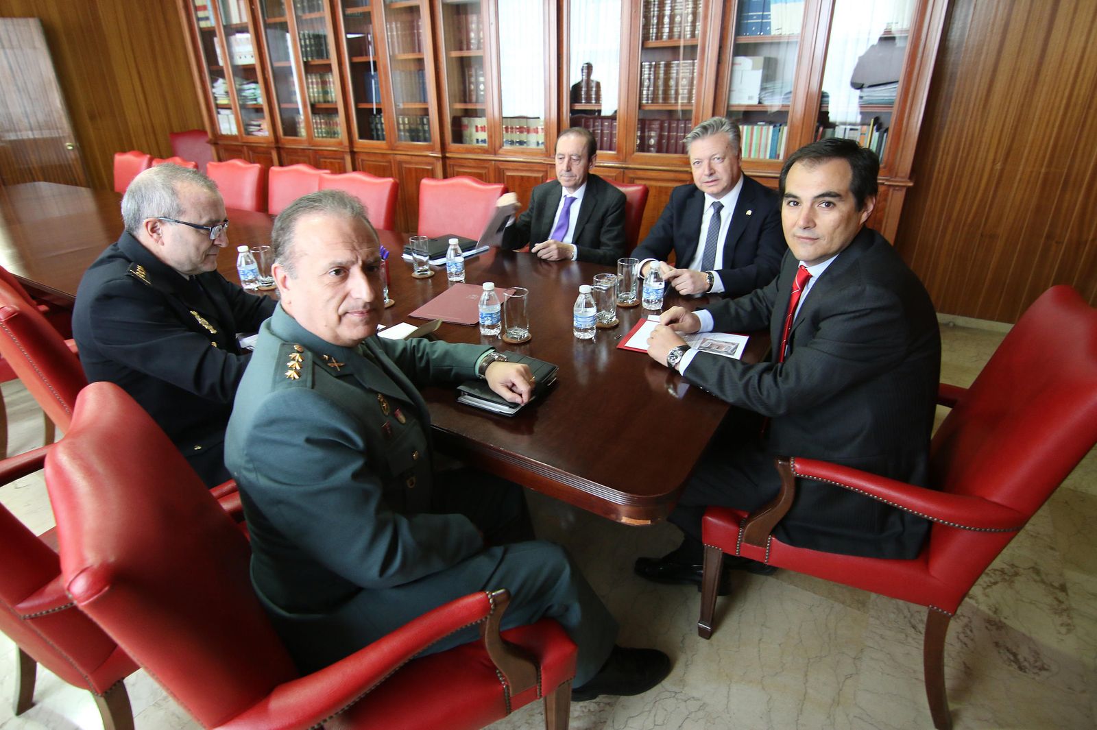 Nieto preside una reunión de seguridad, ayer, en la Subdelegación del Gobierno.