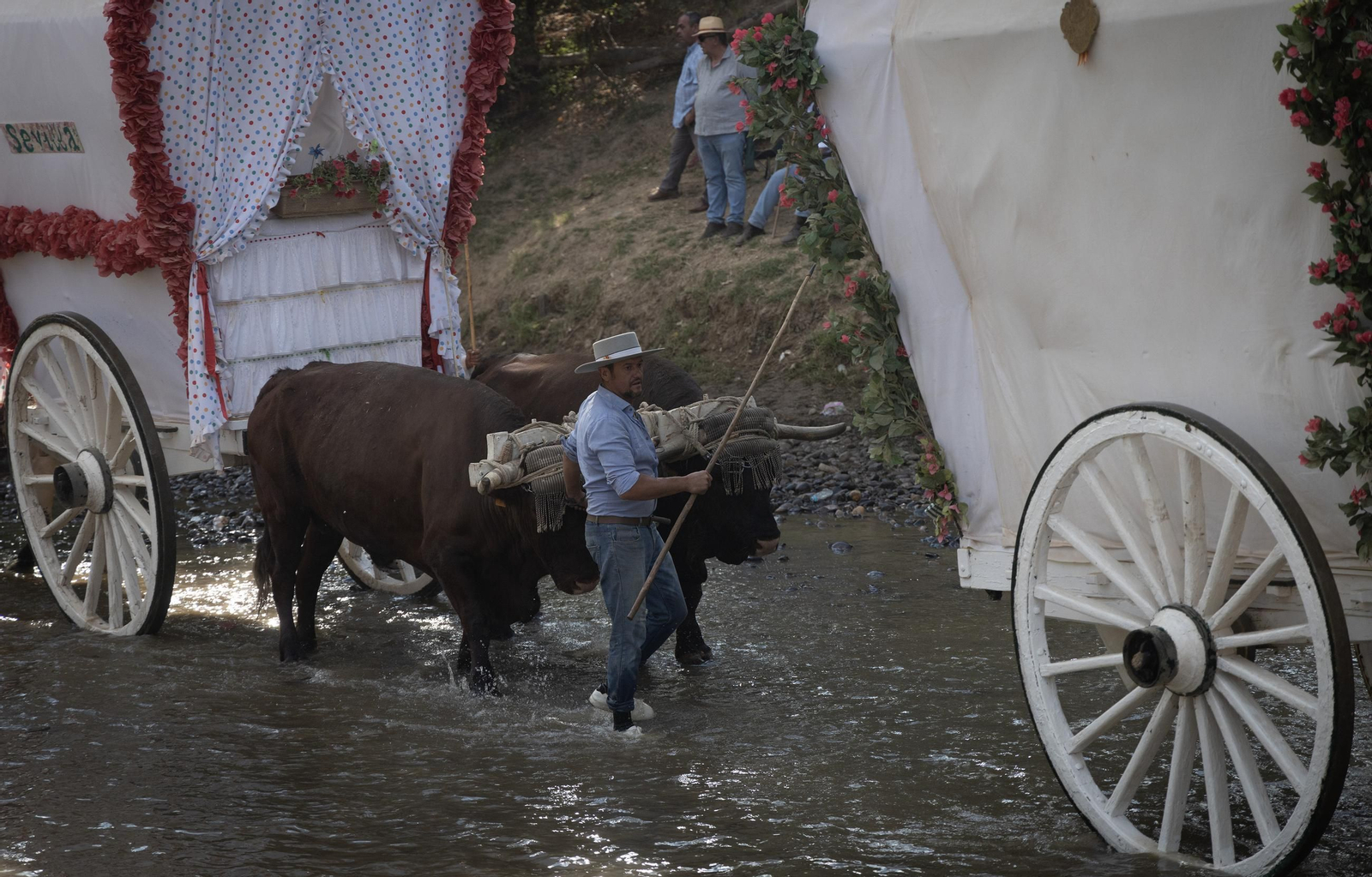La Hermandad de Triana y Sevilla a su paso por el Vado de Quema