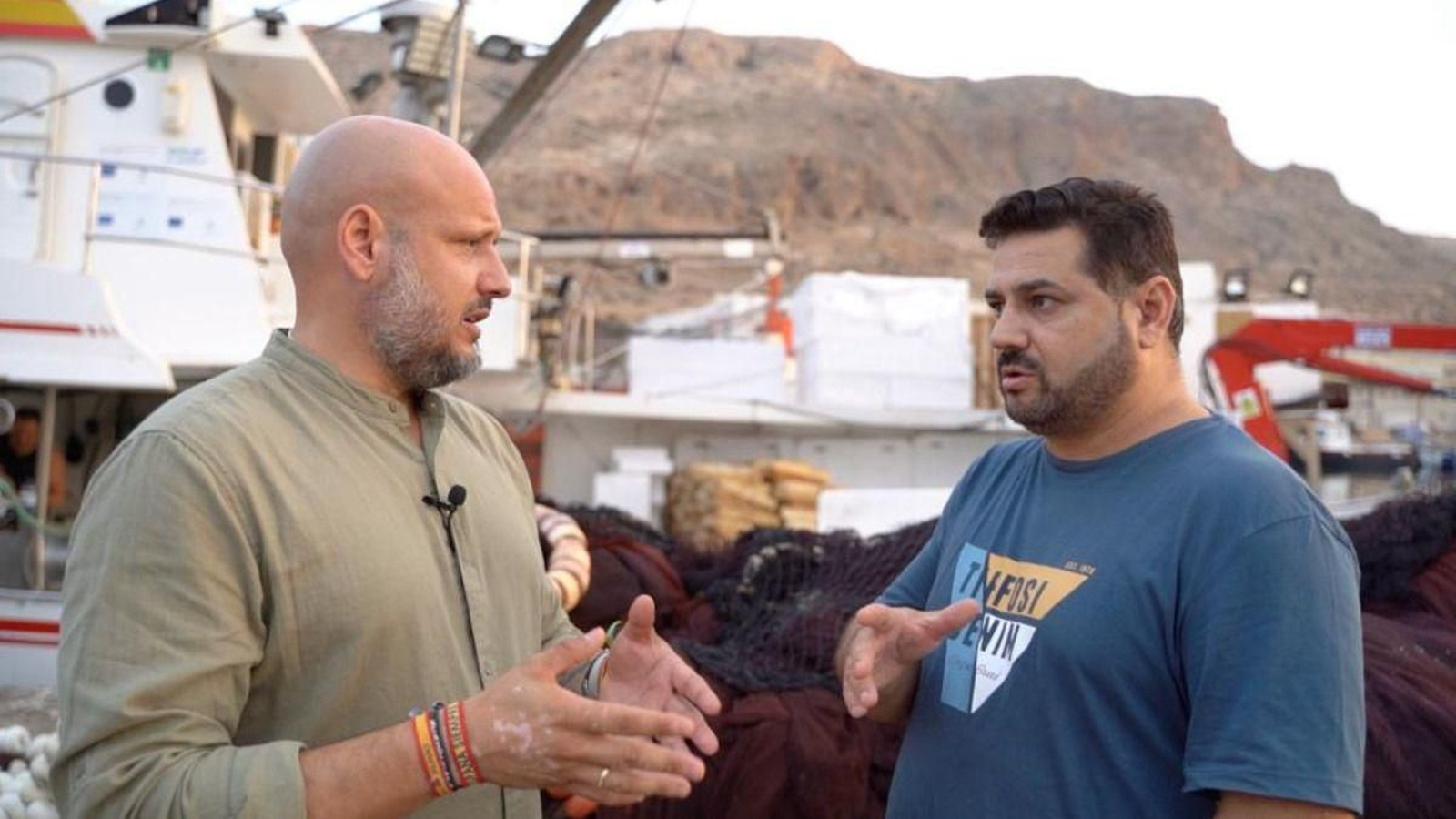 Rodrigo Alonso con uno de los pescadores afectados.