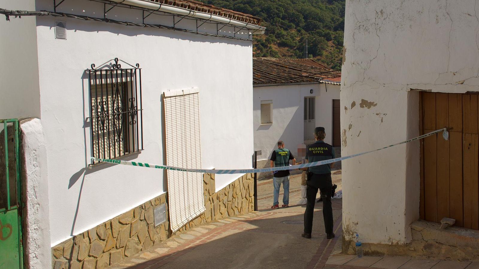 Cordón de la Guardia Civil en la calle Guadiaro en Cortes de la Frontera.