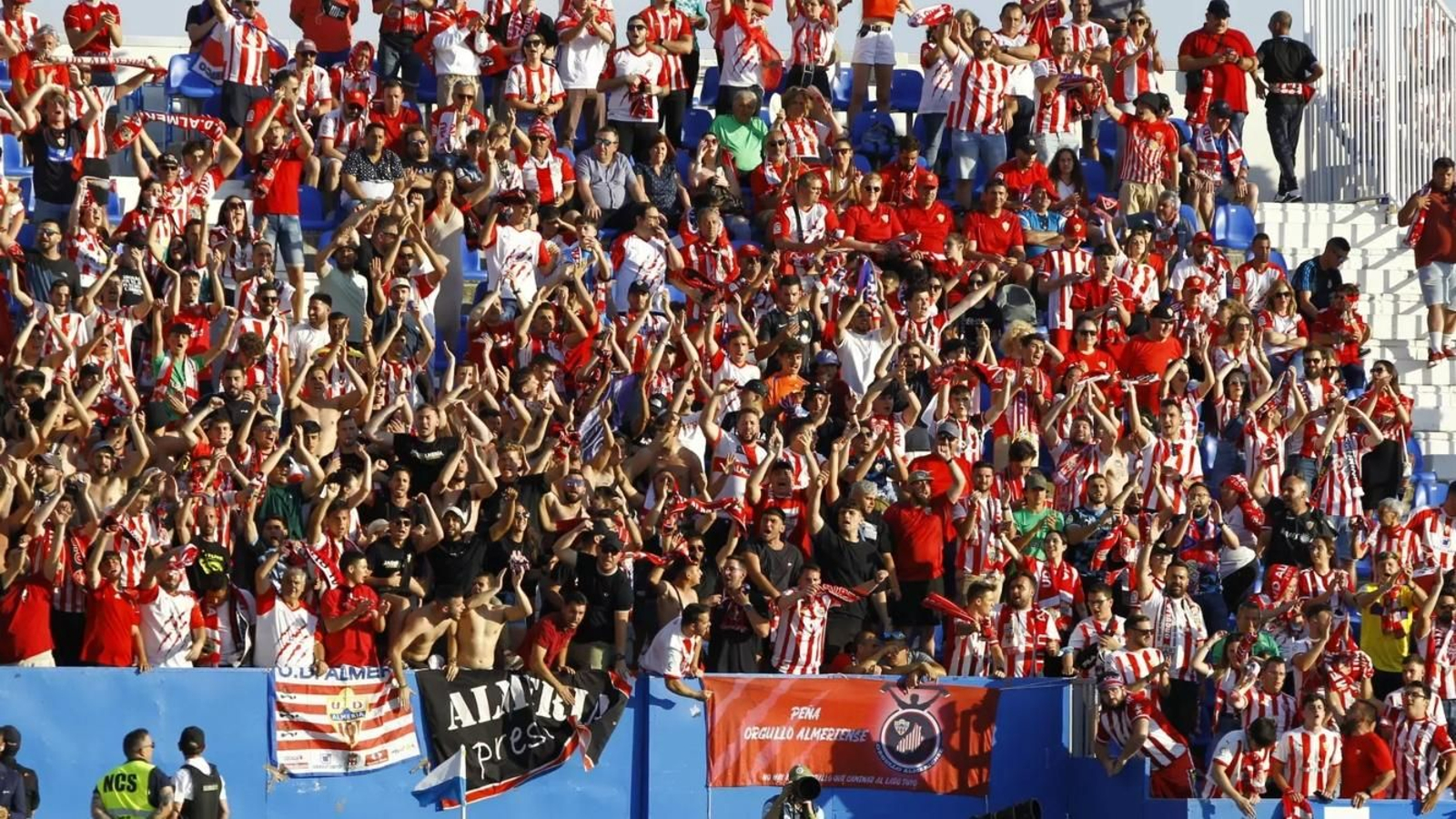 La afición rojiblanca, en pleno éxtasis en el día del ascenso del equipo almeriense en Butarque.