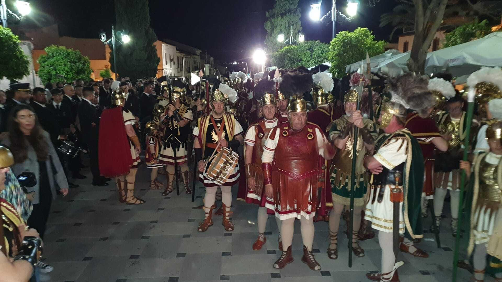 Lunes Santo en Castro del Río: La ofrenda floral de las escoltas romanas, en fotografías