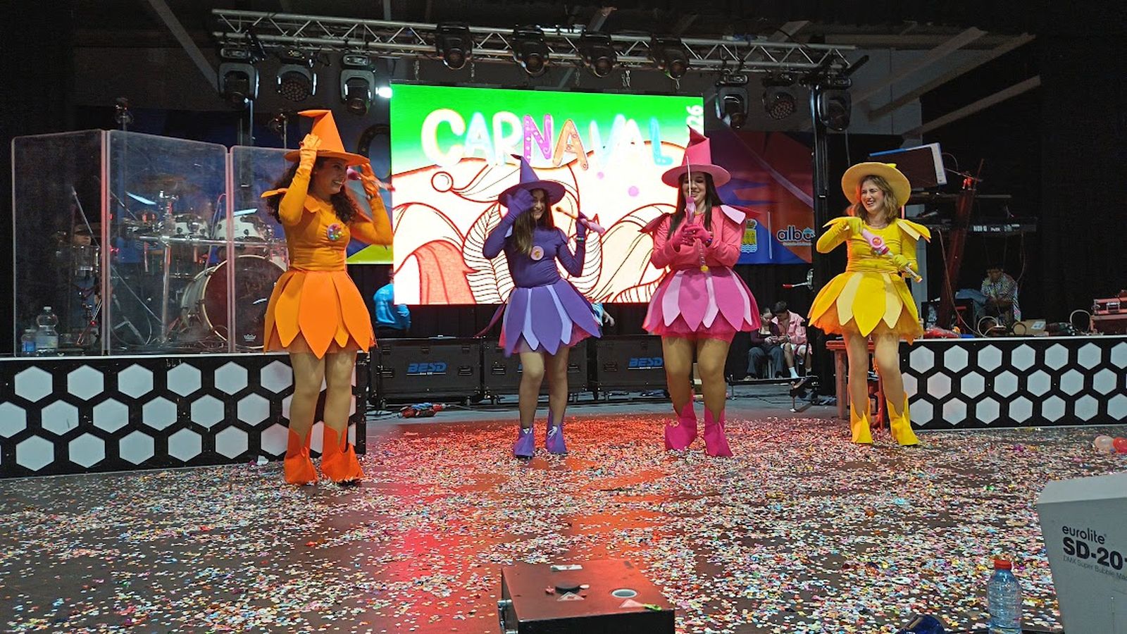Marta no logra apagar la llama del Carnaval en Albox que llenó de magia el Centro de Agua y Salud