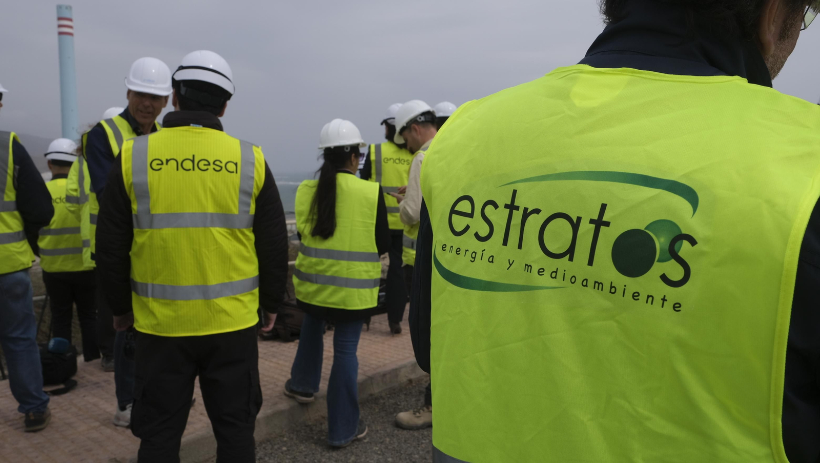 El derribo de la Torre Litoral de Endesa en Carboneras, en imágenes