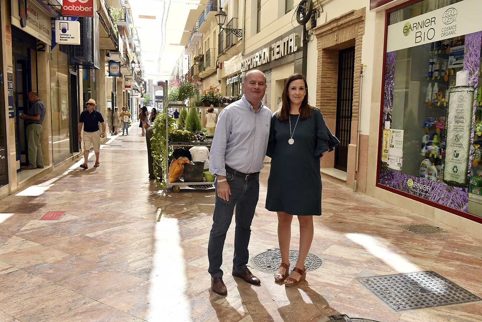 El alcalde junto a la delegada de Comercio en una de las calles entoldadas