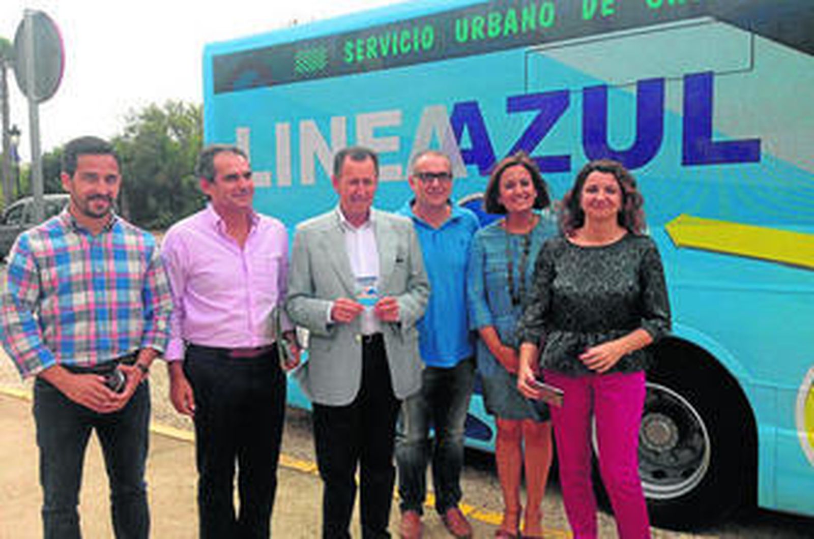 El alcalde con el gerente de la empresa Belizón y Rodríguez y concejales en la presentación de la 'Línea Azul'.