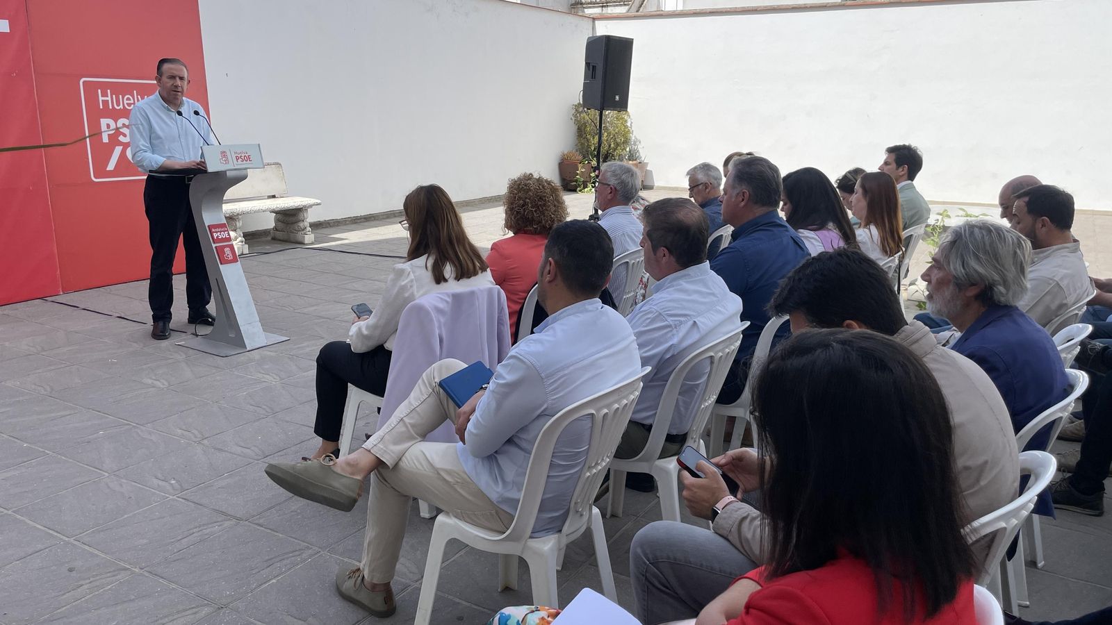 El alcalde de Aracena, Manuel Guerra, en el consejo alcaldes y alcaldesas de municipios de Huelva.