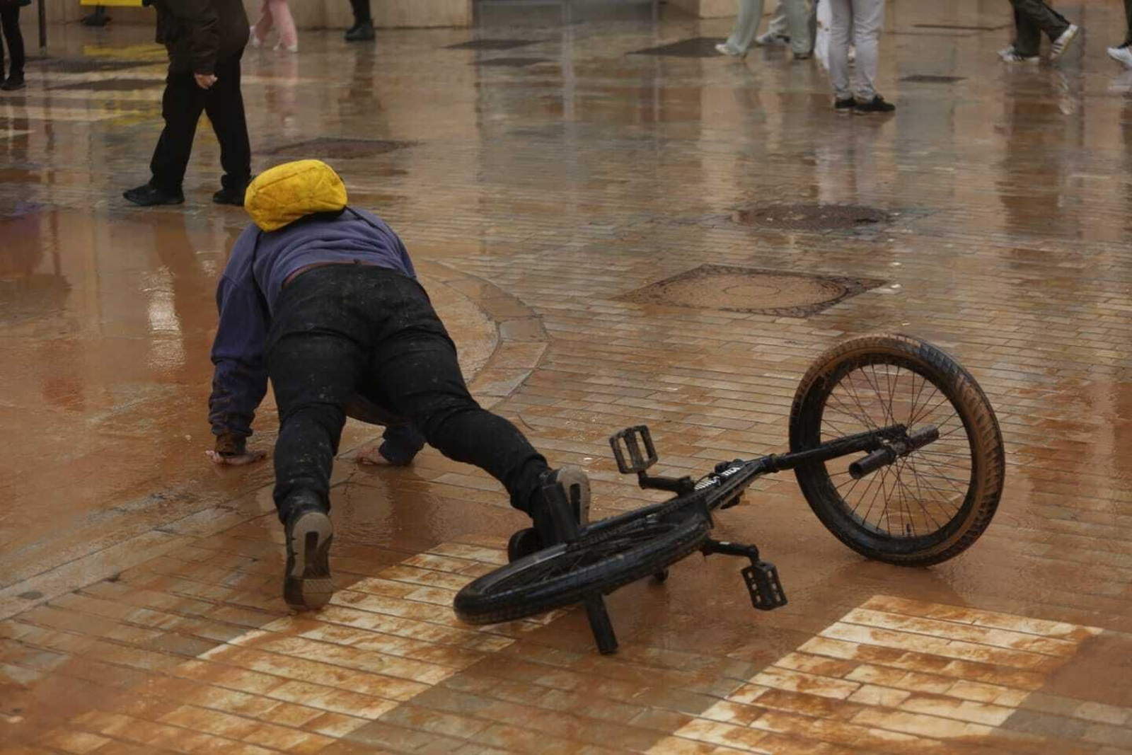 Una persona se ha caído esta mañana al resbalar con su bicicleta en Larios