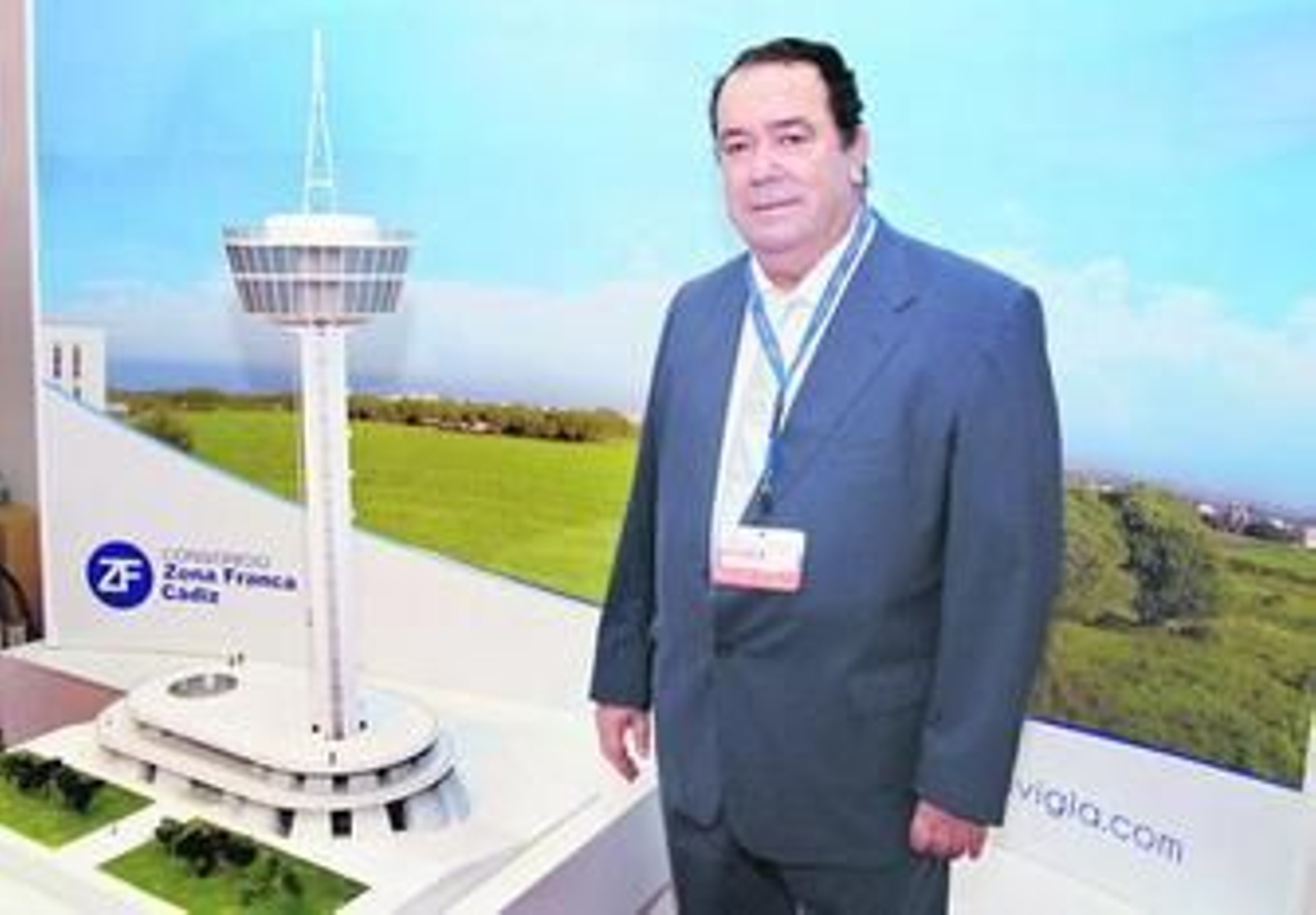 José de Mier, junto a la maqueta del proyecto que abandera el Consorcio Zona Franca y que se exhibe en la Feria de Muestras. José de Mier, junto a la maqueta del proyecto que abandera el Consorcio Zona Franca y que se exhibe en la Feria de Muestras.