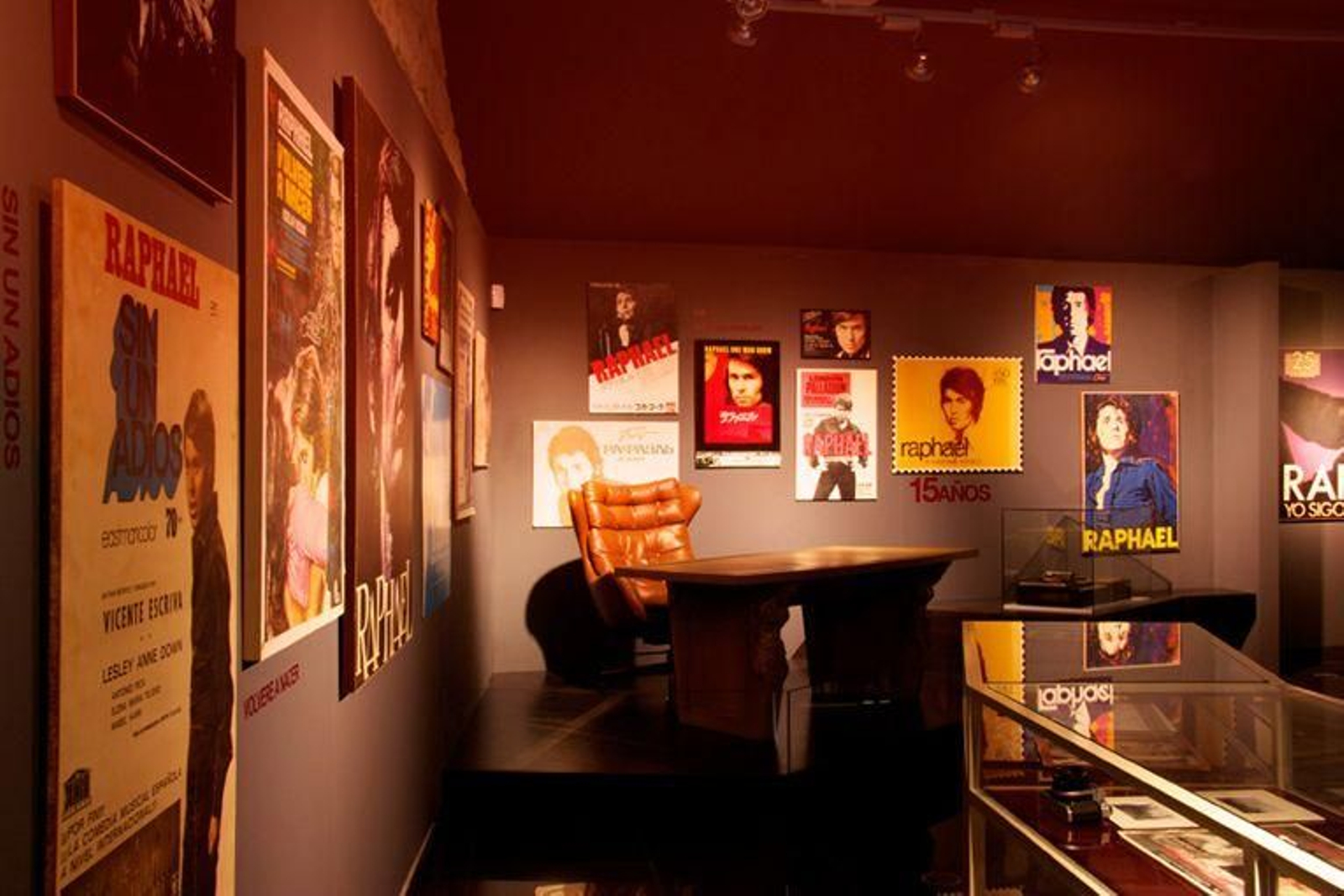 El despacho de Raphael en Nueva York se exhibe junto a carteles en el museo.