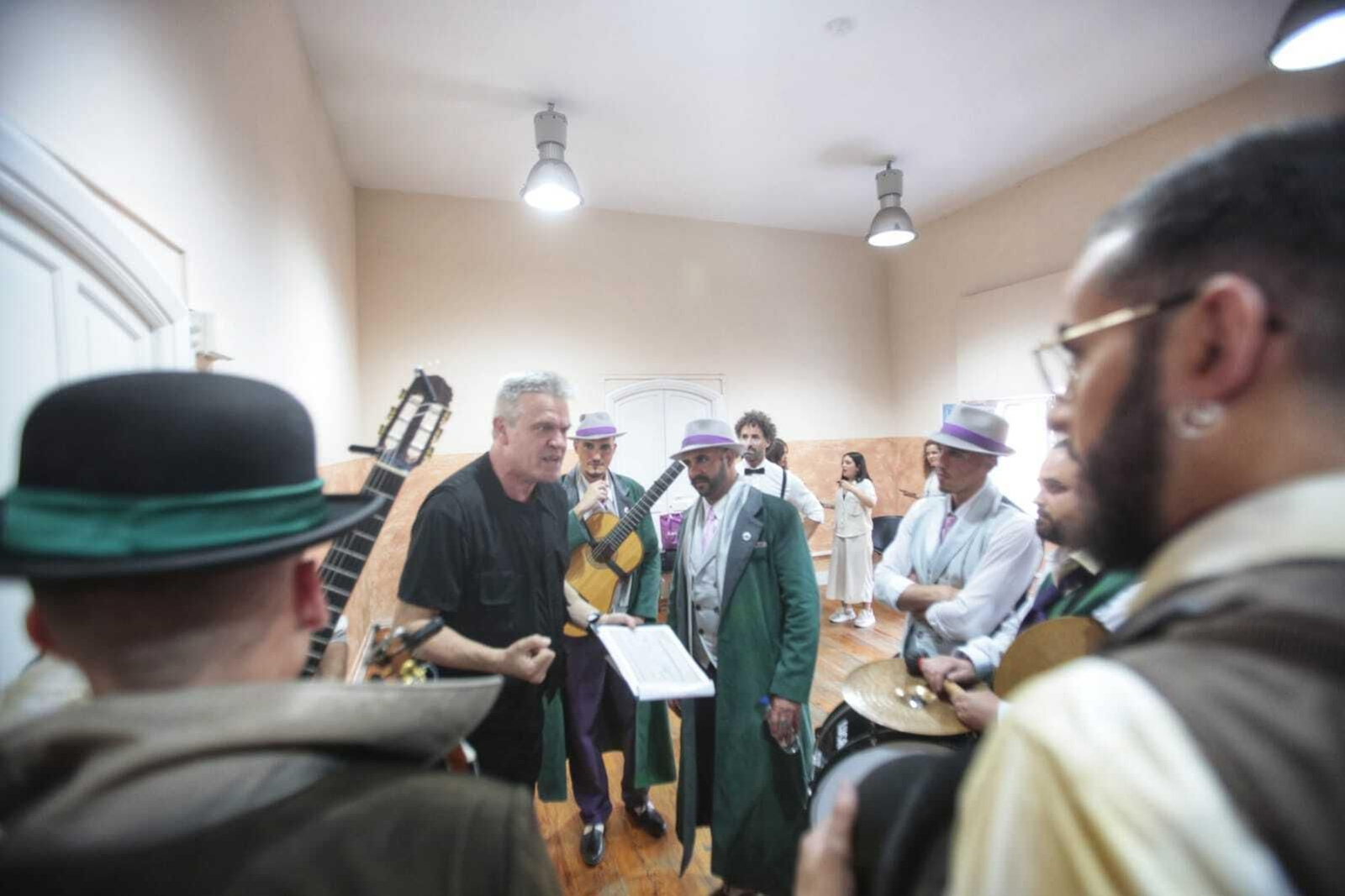 El regidor de escena dando instrucciones a una agrupación en camerinos.