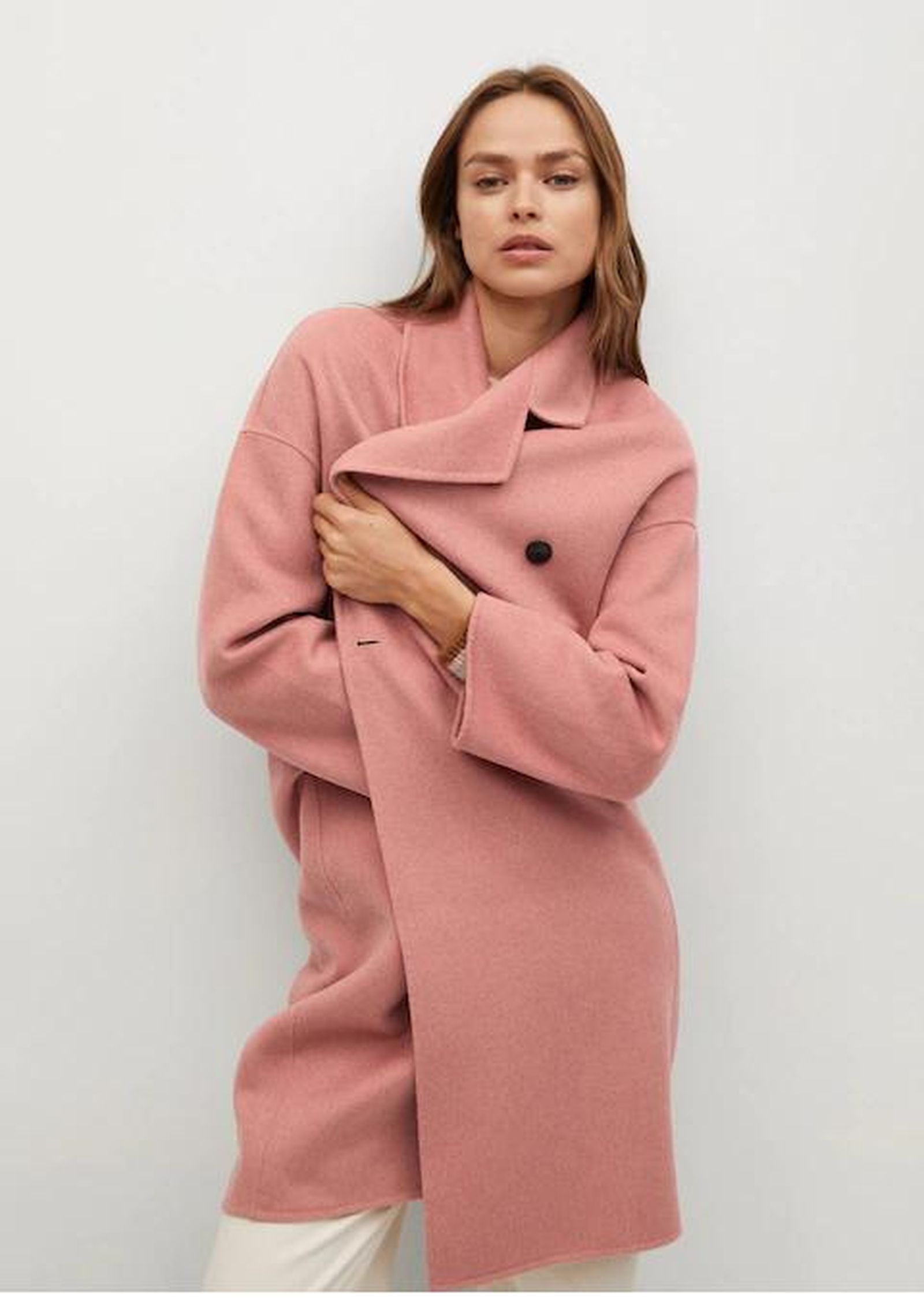 El abrigo rosa de Mango que está rebajado a mitad de precio.