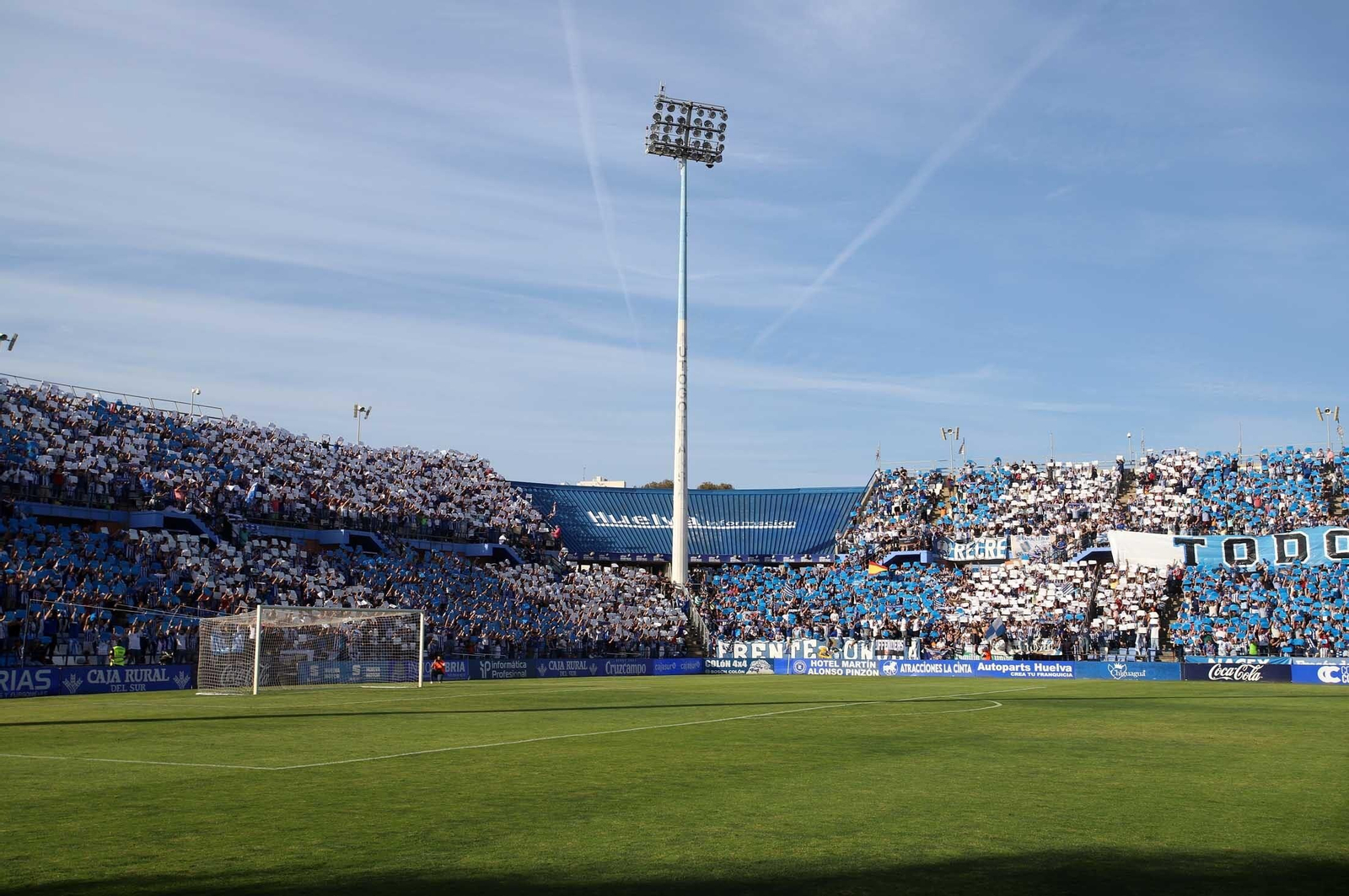 Imágenes del gran ambiente en el Nuevo Colombino en el ascenso del Recre
