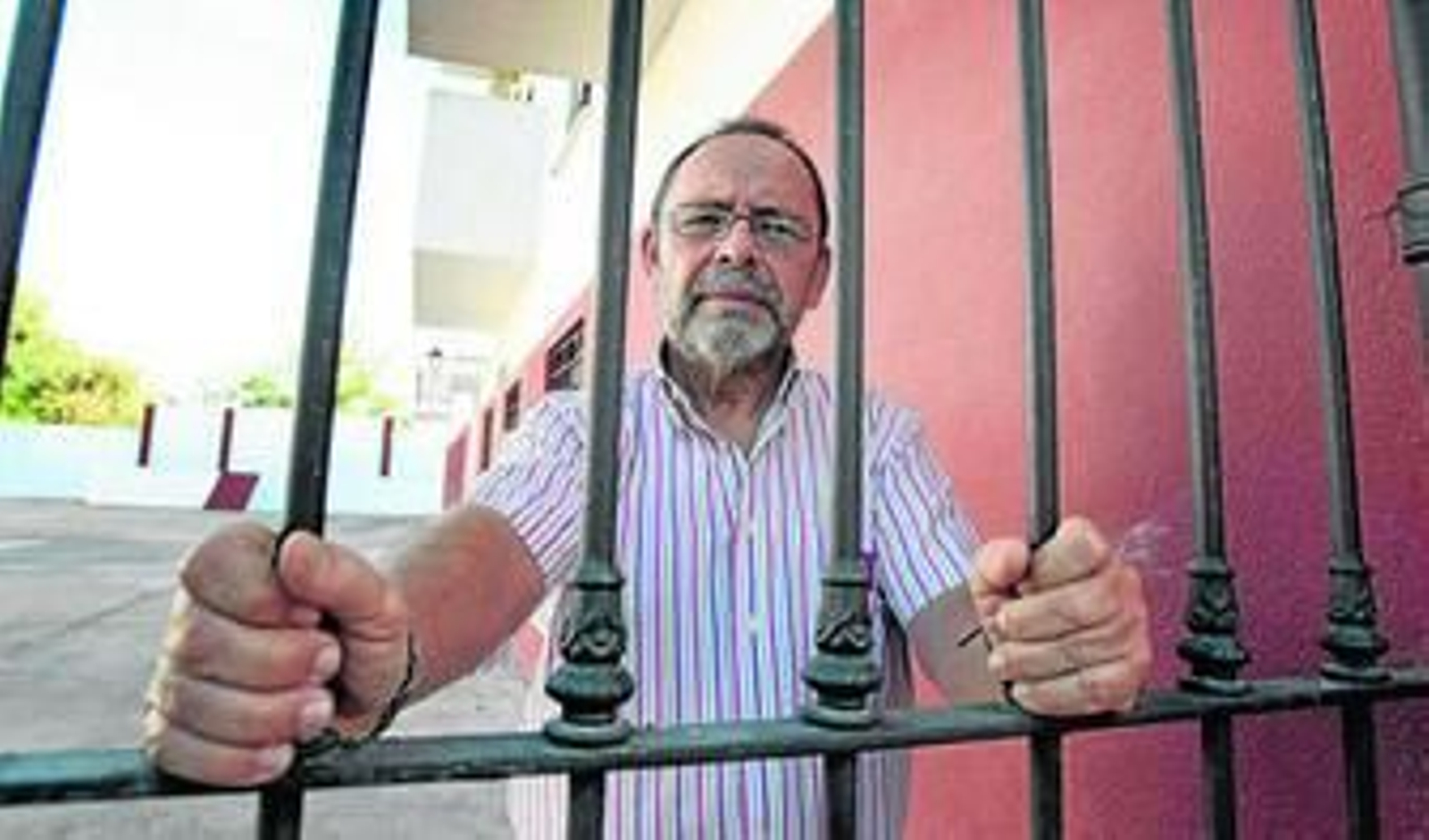 El 'cura Paco' posa en el patio de la iglesia de Bonanza, donde ejerce de párroco desde hace un mes.