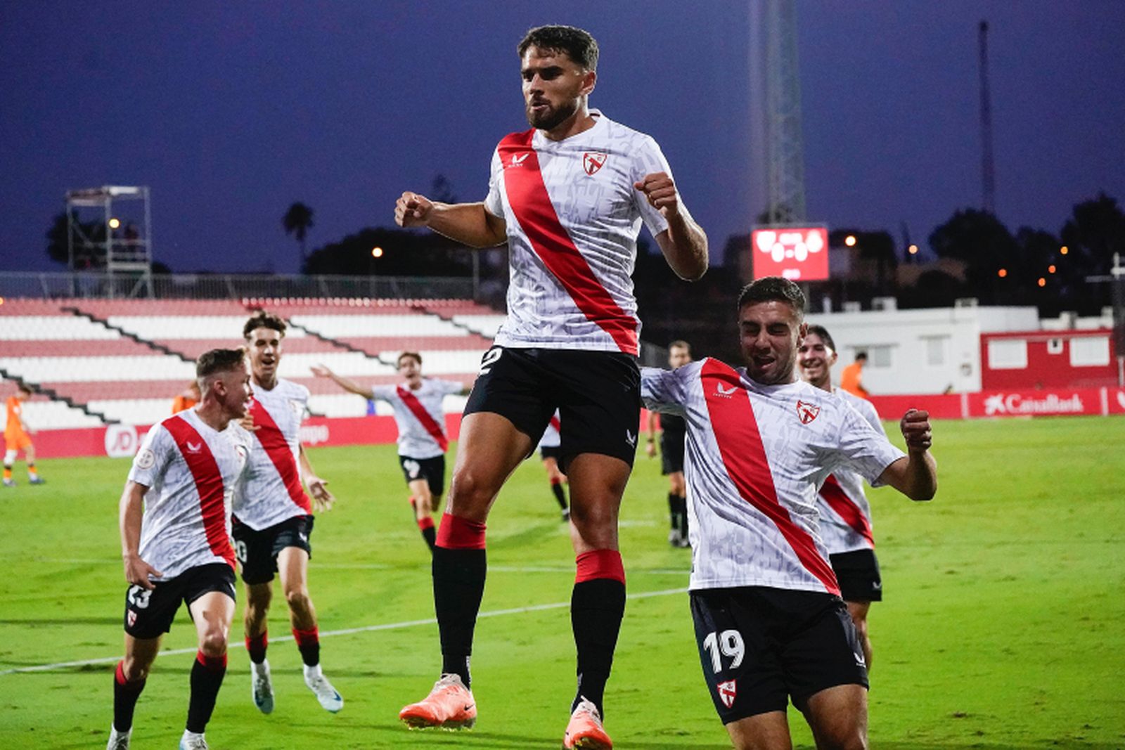 García Pascual celebra con sus compañeros el decisivo gol.